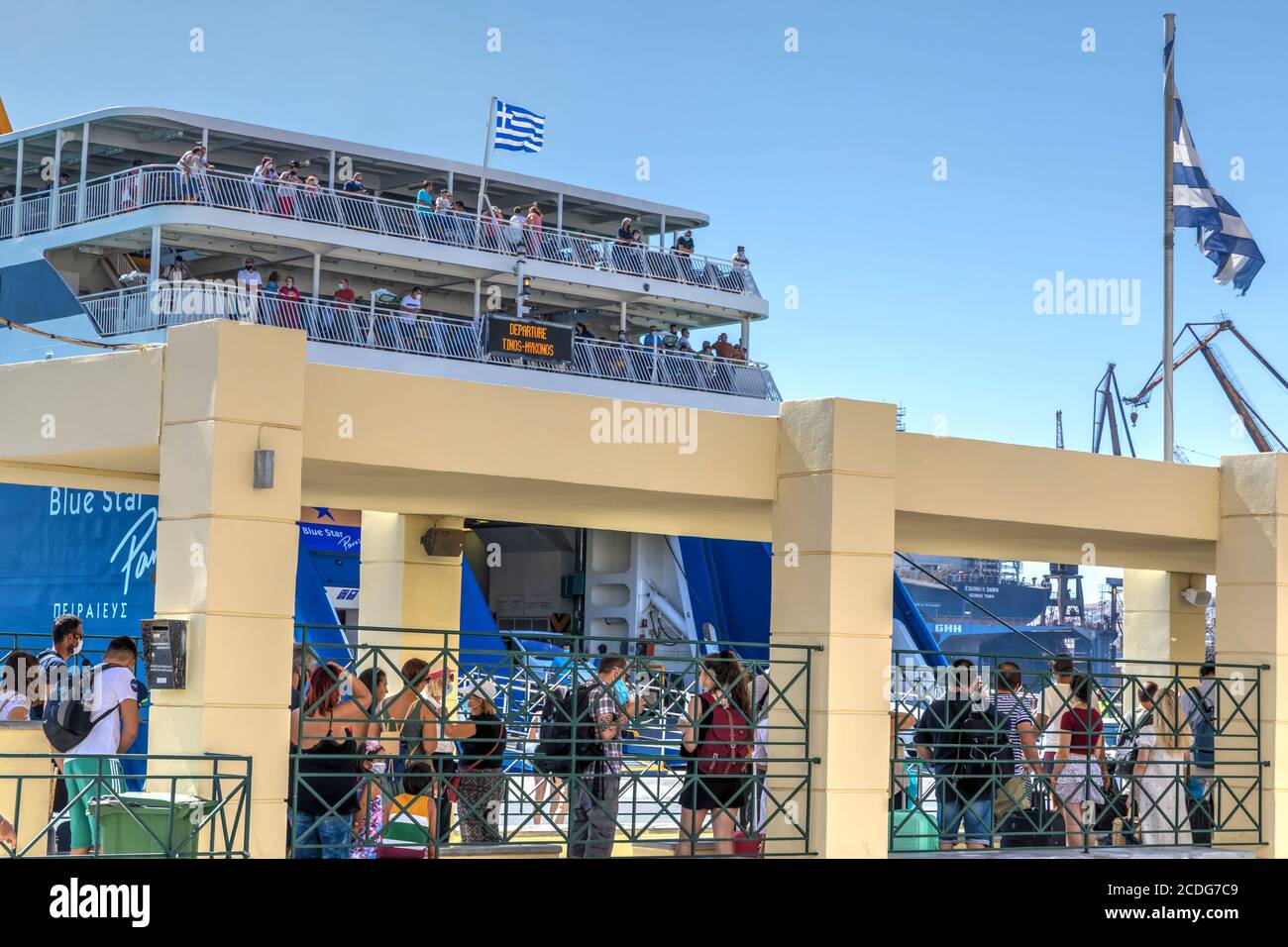 Ermoupolis: 28. August 2020. Fähre Blue Star Paros in Ermoupolis Hafen wartet auf Reisende mit Masken für die Rückkehr nach Piräus abholen. Stockfoto
