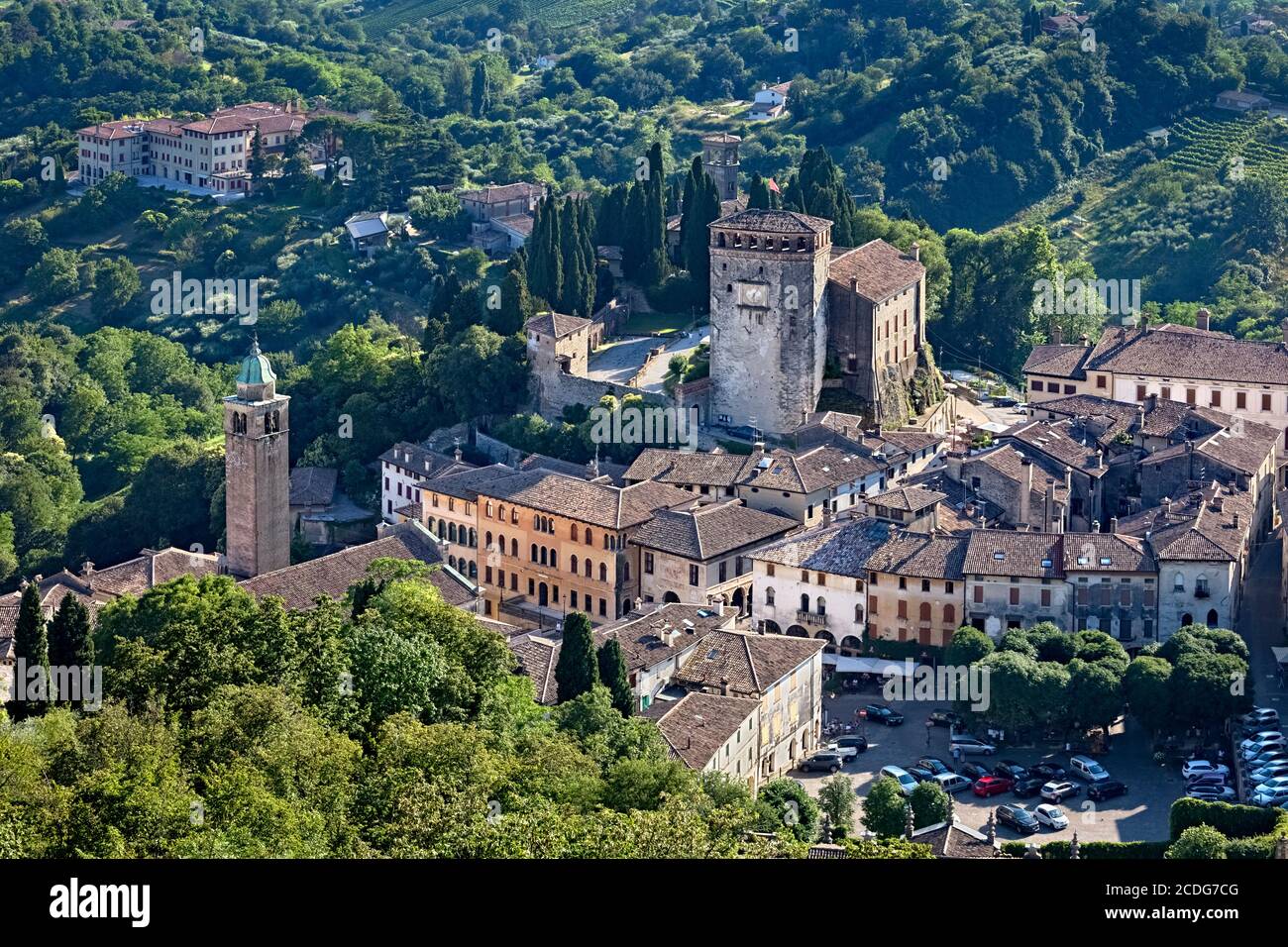 Das Dorf und die mittelalterliche Burg von Asolo. Provinz Treviso, Venetien, Italien, Europa. Stockfoto