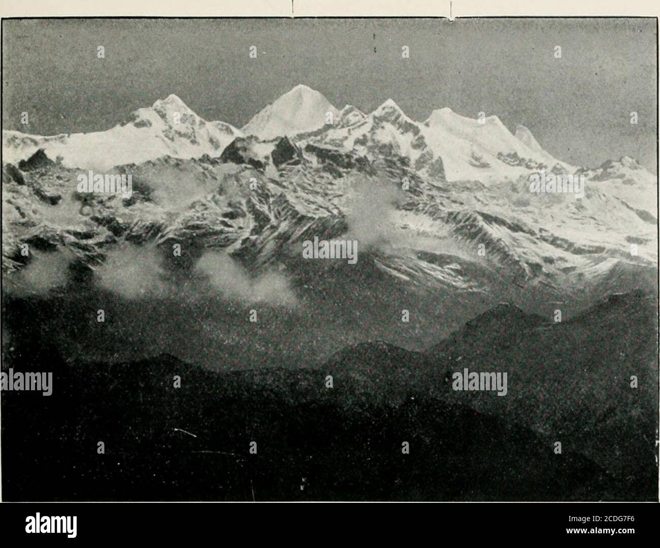 . Runder Kangchendzönga; eine Erzählung von Bergreisen und Exploration. Meilen entfernt, und einige der thetriangulations der Indian Survey hängen von Strahlen von sogar greaterlength. Kangchendzönga ist weniger als 200 Meilen von Katmandu entfernt, und ist 16,000 Meter höher als IMonte Viso. Soweit ich aber 358 RUND KANGCHEN JUNGA aus Vermessungskarten beurteilen kann, müssen die südlichen Ausreiser der Gaurisankar-Gruppe, über 20.000m hoch, die Sikhim-Berge aus Höhen in der unmittelbaren Nachbarschaft von Katmandu wirksam maskieren. ColonelGore hält diesen Punkt für schlüssig begründet, ich vertraue dem Colonel Stockfoto