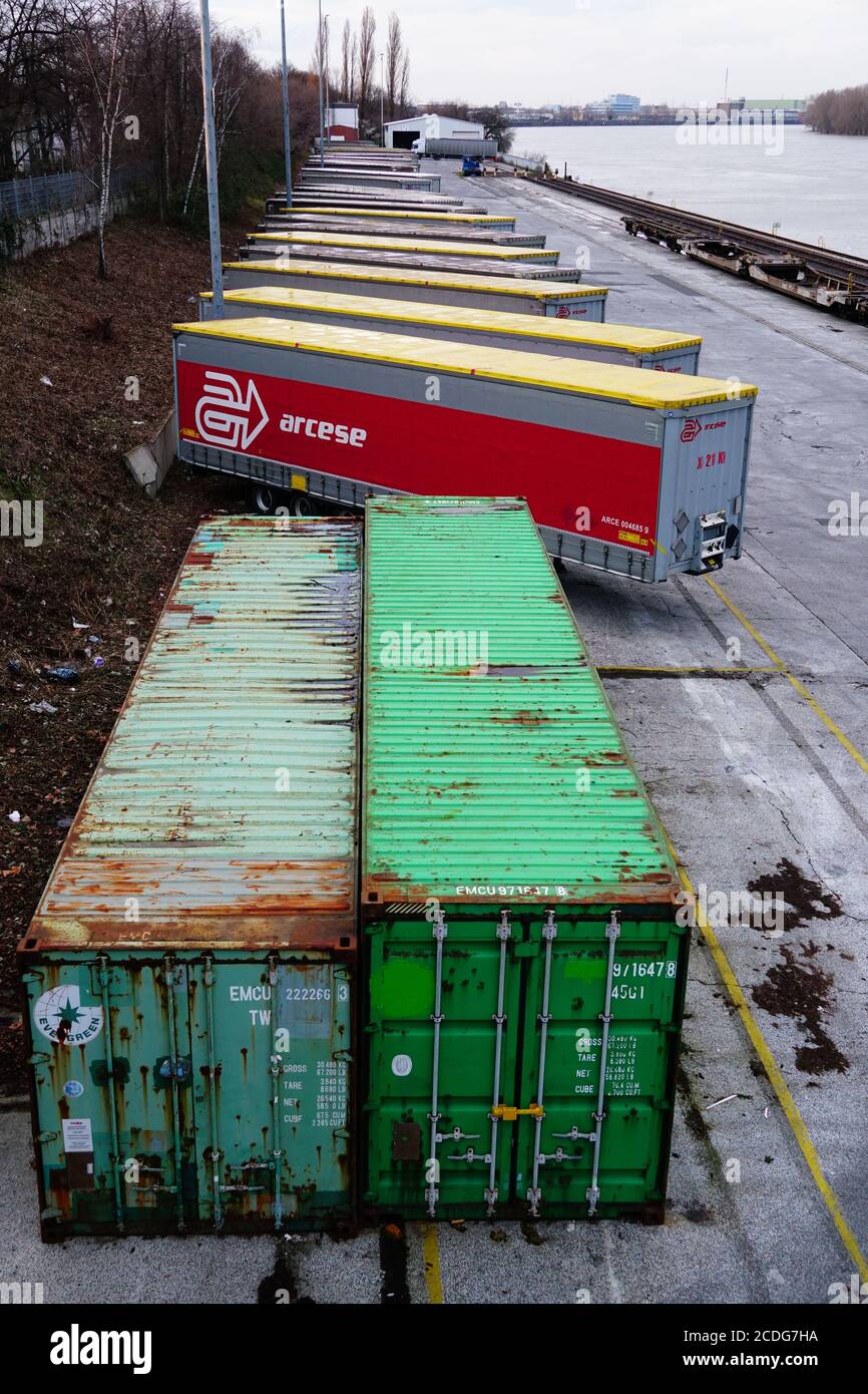 KÖLN, DEUTSCHLAND - 21. Feb 2020: Container und LKW-Anhänger in einer Reihe am Niehler Hafen in Köln am rhein geparkt Stockfoto