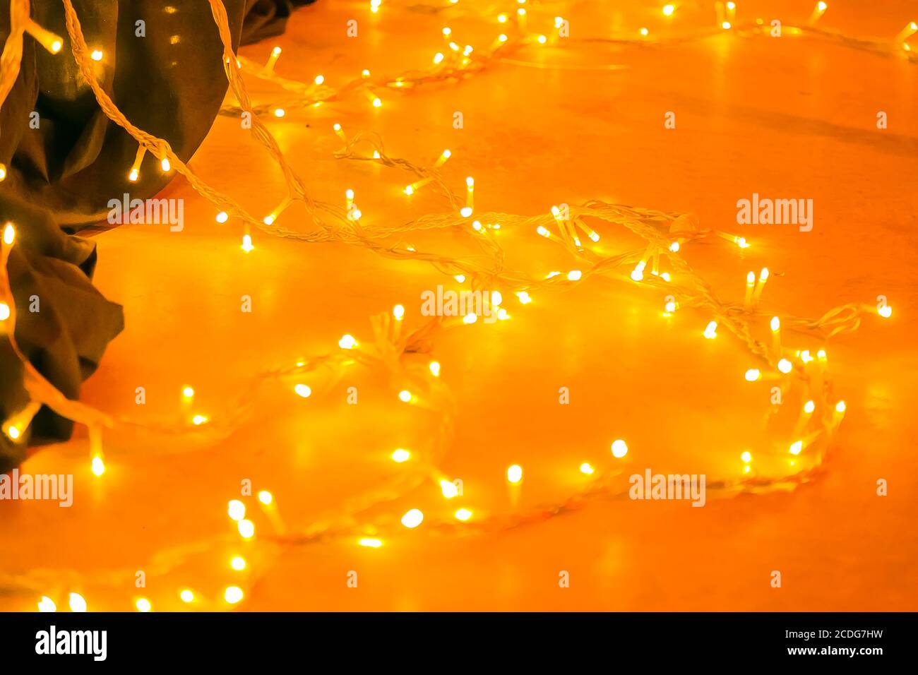 Helles Orange LED-Lichterketten für eine Weihnachtsfeier oder Halloween Veranstaltung Stockfoto