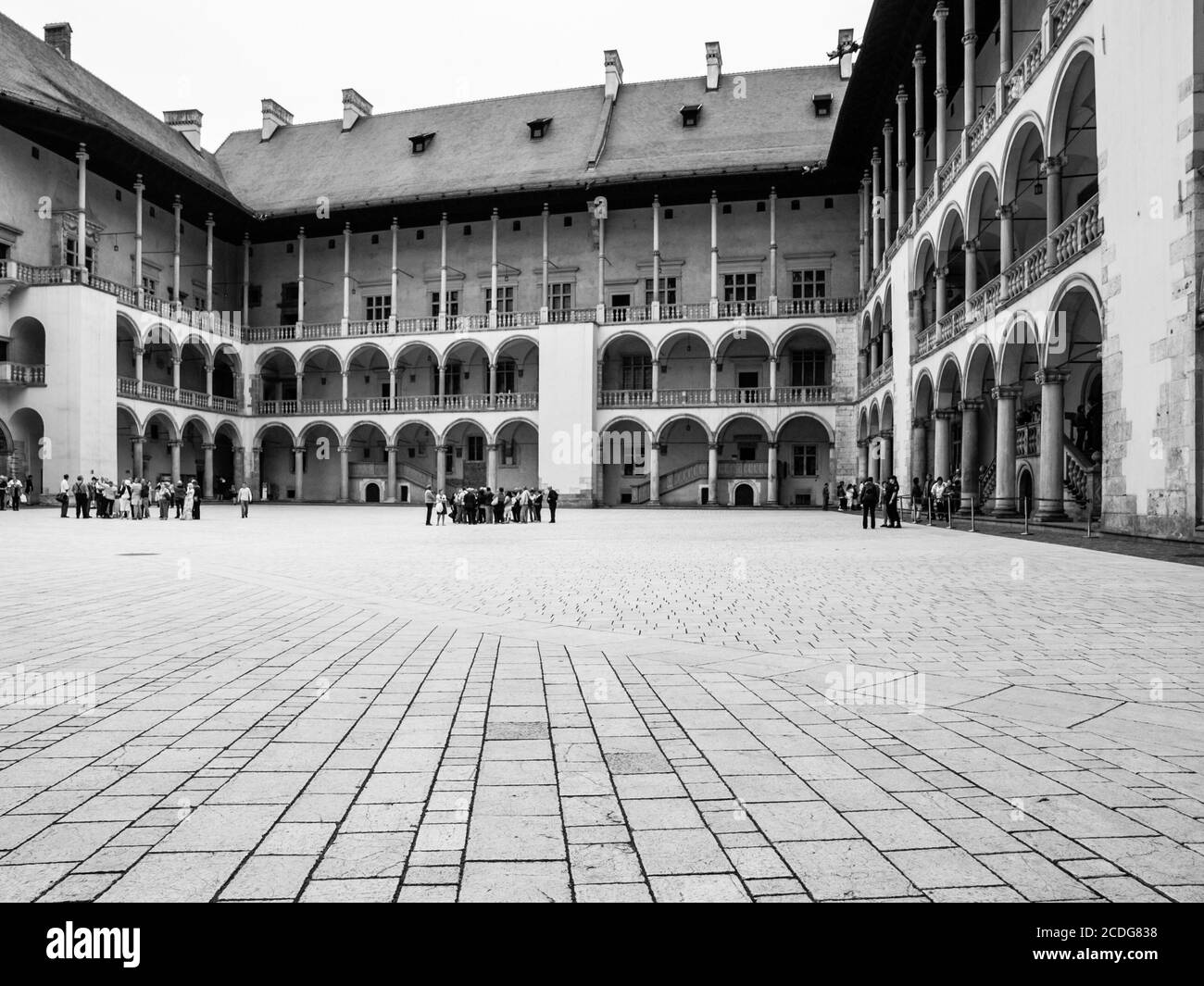 Innenhof mit weißen Arkaden im Schloss Wawel, Krakau, Polen. Schwarzweiß-Bild. Stockfoto