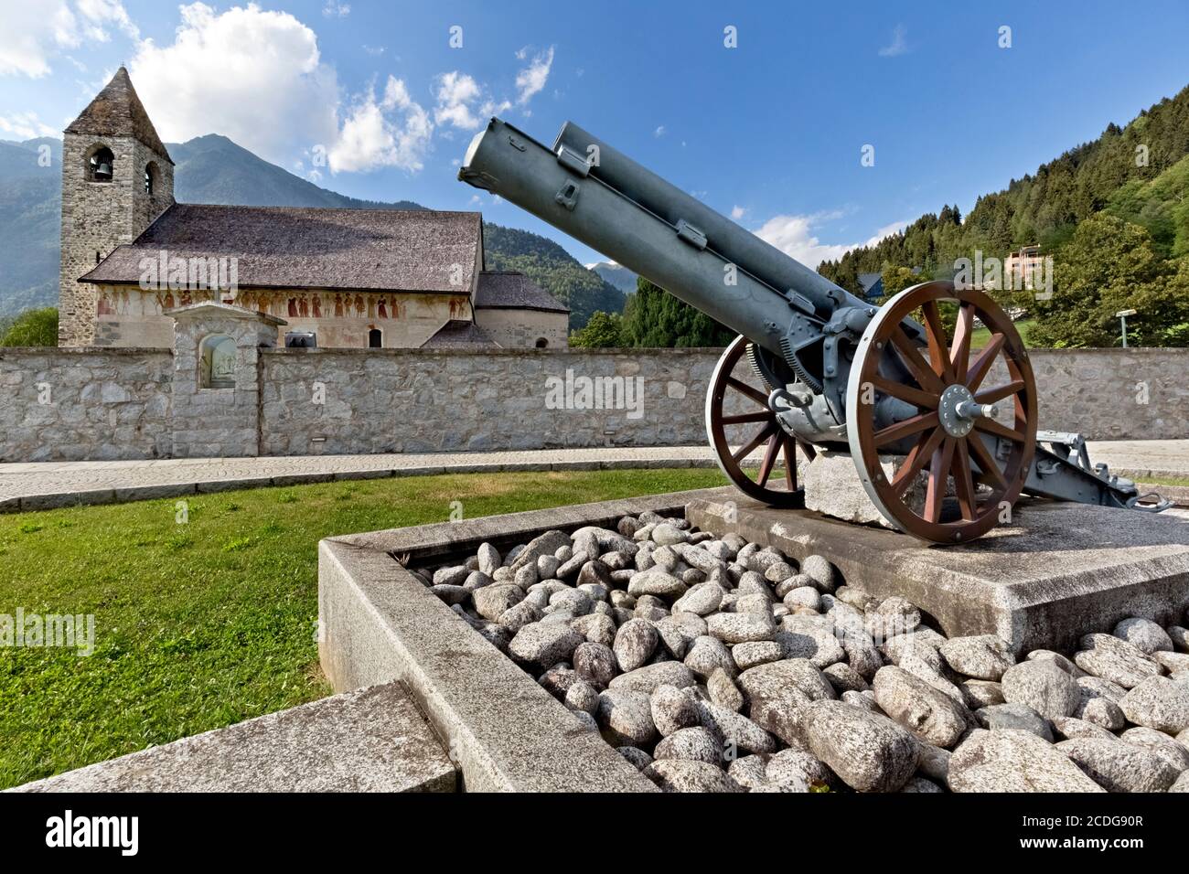 Die Skoda Kanone des Ersten Weltkriegs und die St. Vigil Kirche in Pinzolo. Rendenatal, Provinz Trient, Trentino-Südtirol, Italien, Europa. Stockfoto