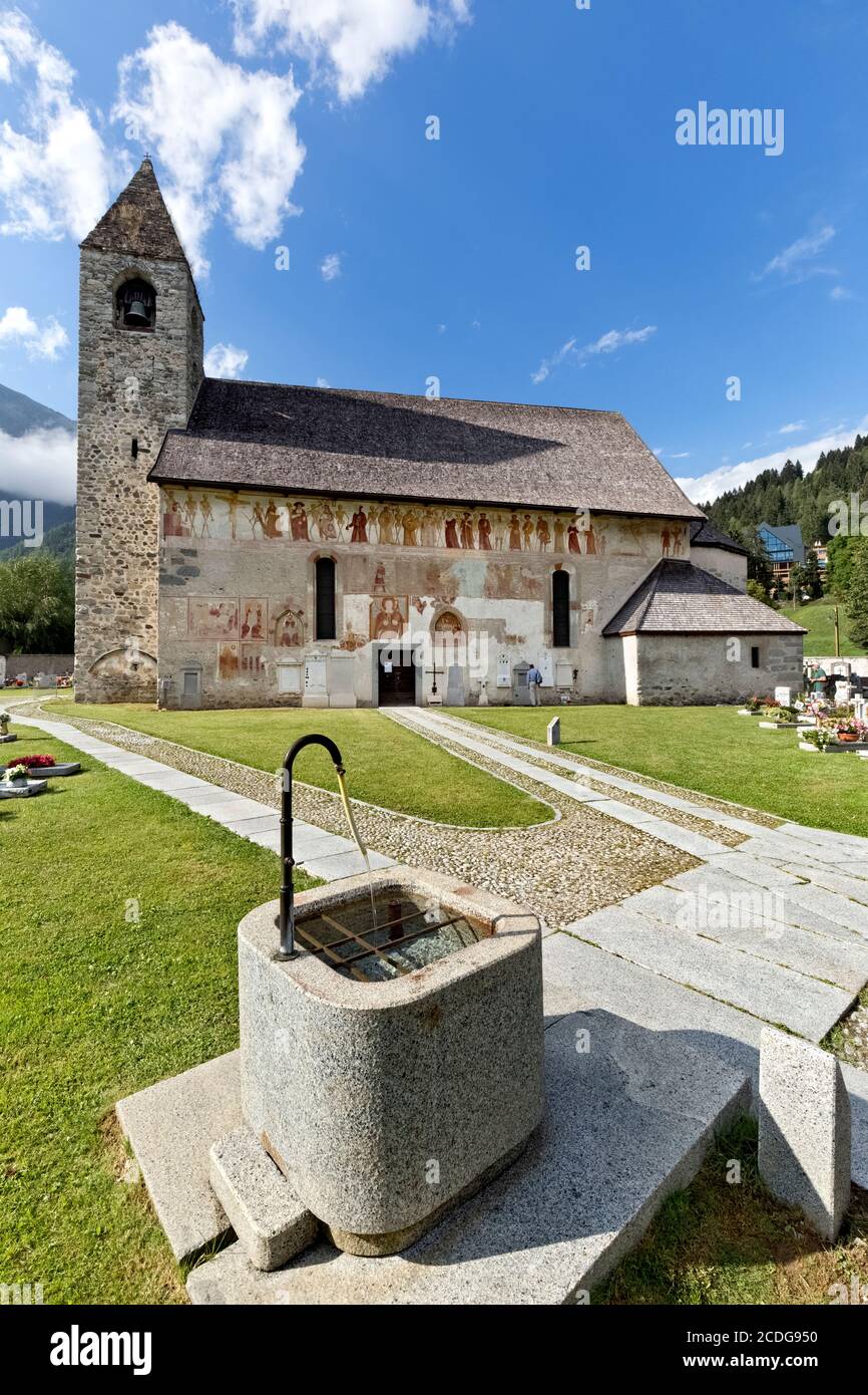 Die Kirche von St. Vigil in Pinzolo mit dem Fresko des Macabre-Tanzes des Malers Simone II. Baschenis. Rendenatal, Trentino, Italien. Stockfoto