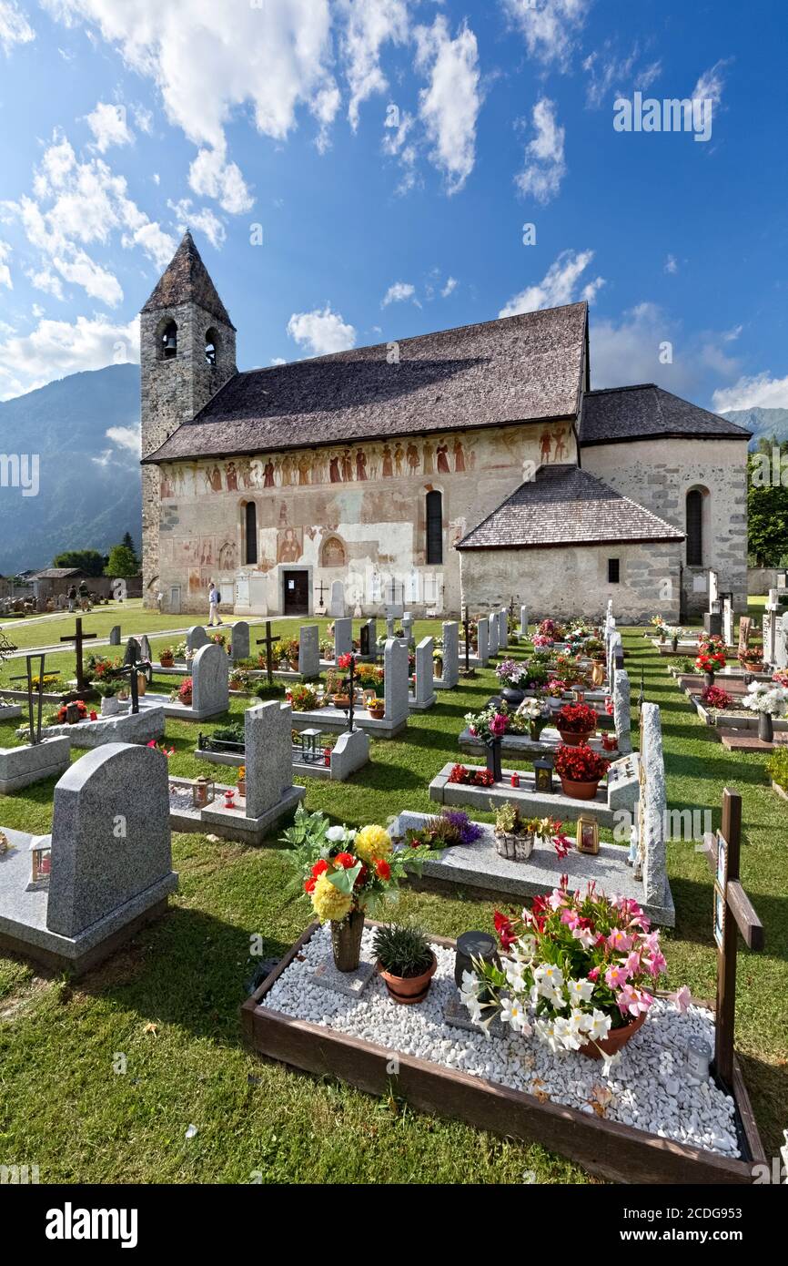 Die Kirche von St. Vigil in Pinzolo mit dem Fresko des Macabre-Tanzes des Malers Simone II. Baschenis. Rendenatal, Trentino, Italien. Stockfoto