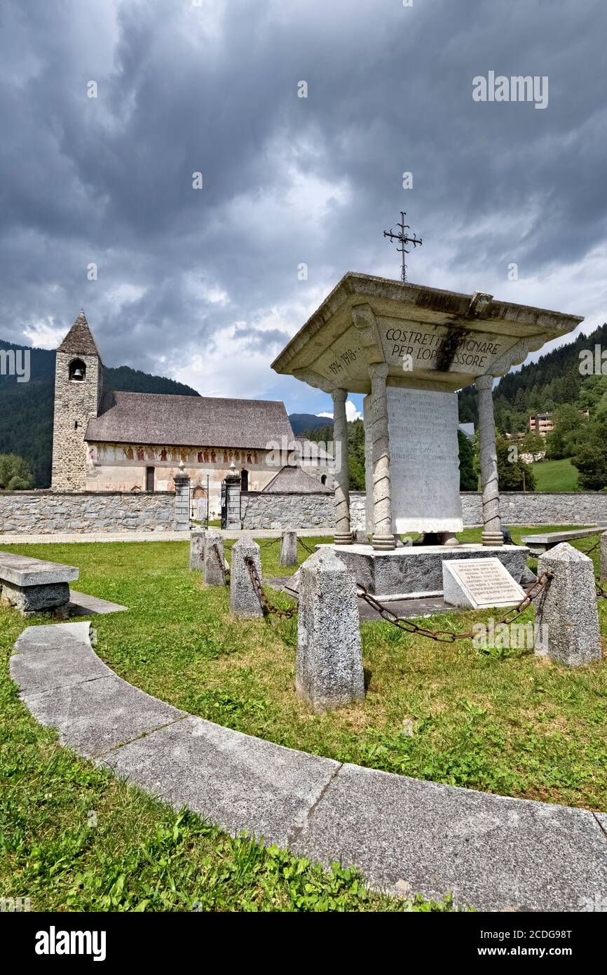 Die Kirche von St. Vigil in Pinzolo mit dem Fresko des Macabre-Tanzes des Malers Simone II. Baschenis. Rendenatal, Trentino, Italien. Stockfoto