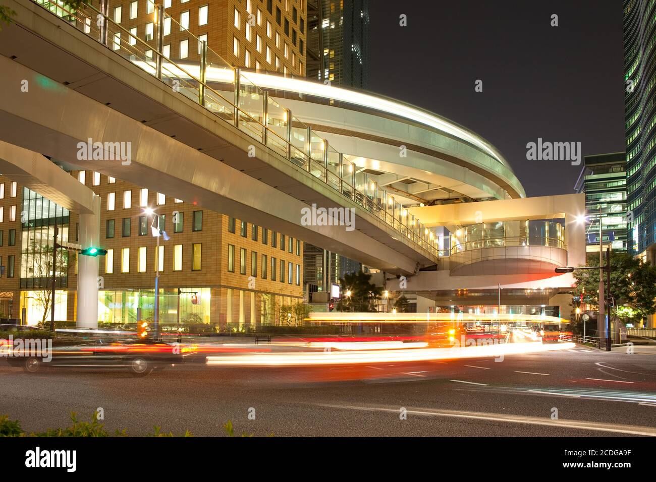 Erhöhter Pfad und Yurikamome-Einschienenbahn im Shiodome-Gebiet, Shimbashi, Tokyo, Kanto-Region, Honshu, Japan Stockfoto