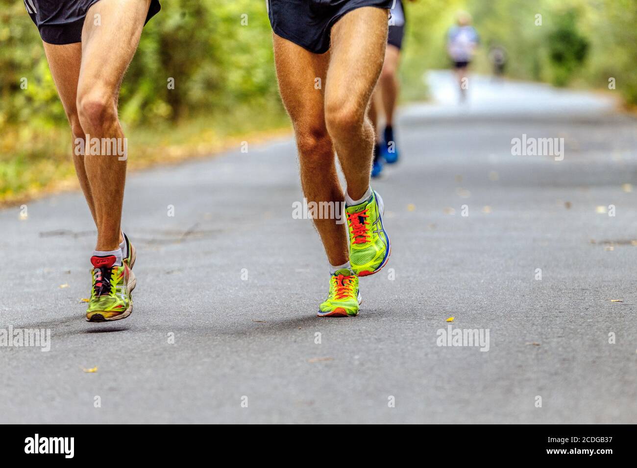 Tscheljabinsk, Russland - 11. September 2016: Beine zwei männliche Läufer in Laufschuhen Asics in City Marathon Stockfoto