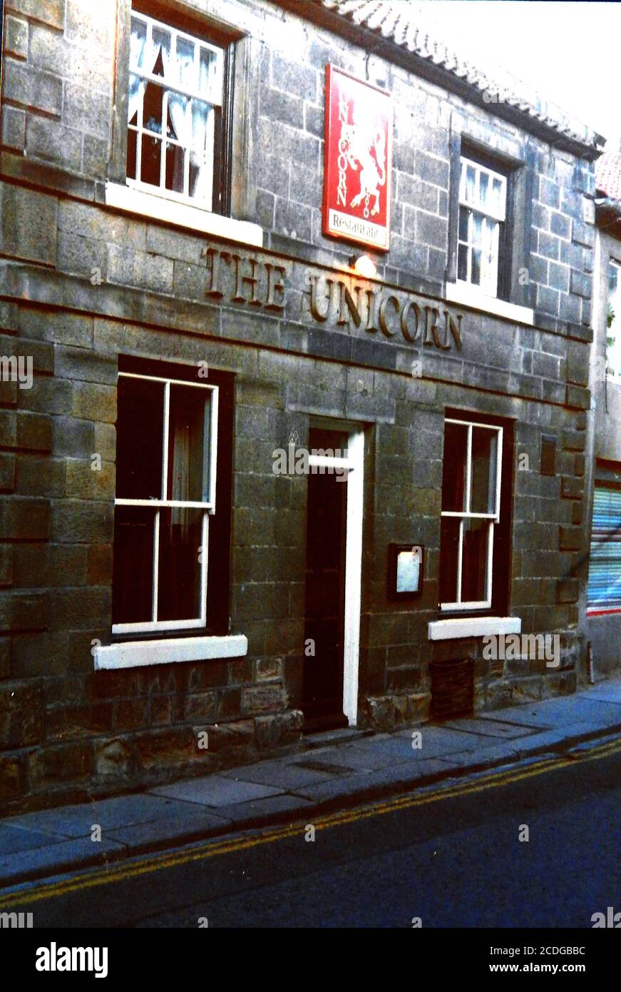 Das ehemalige Unicorn Inn in Ruswarp Village, Whitby, Yorkshire, UK. Bevor es zu einer privaten Wohnung umgewandelt wurde. Das Gebäude ist von den Behörden als Stufe II gelistet. Es war früher im Besitz von J.W. Cameron & Co. Ltd. Brauereien. Merkwürdigerweise zeigte sein Zeichen eher einen roten Löwen (Camerons Logo) als ein Einhorn. Stockfoto