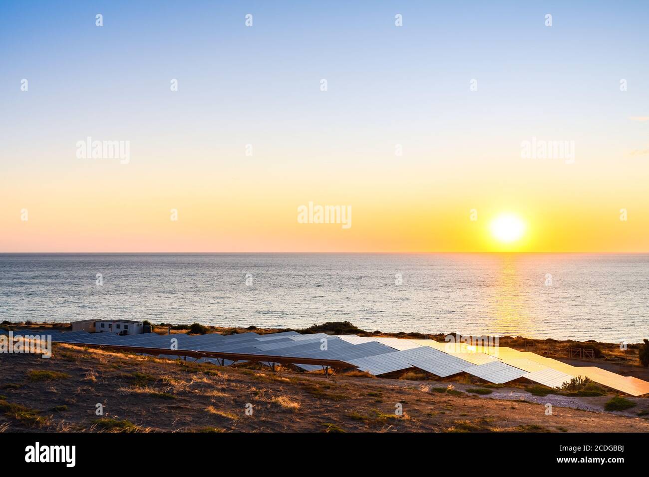 Solarpaneelfarm bei Sonnenuntergang in der Metropolregion gelegen Südaustralien Stockfoto