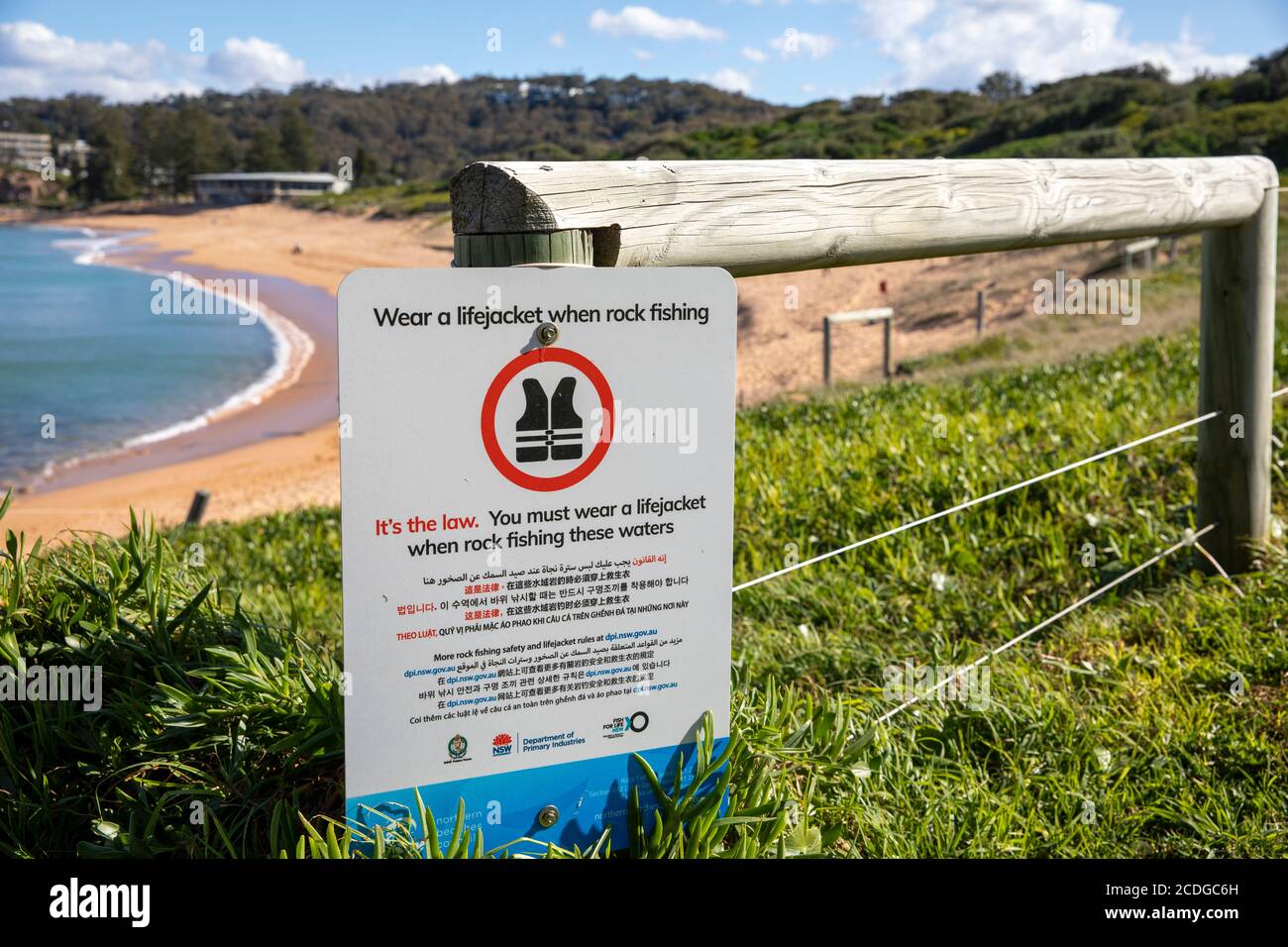 Schild am Avalon Beach Sydney erinnert Fischer daran, dass es ein Gesetzliche Anforderung, eine Rettungsweste zu tragen, wenn Felsfischen, Australien Stockfoto