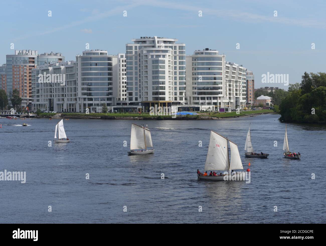 Kinder trainieren im Segeln auf Gaffelrigg Segelboote auf dem kleinen Fluss Nevka in St. Petersburg, Russland Stockfoto