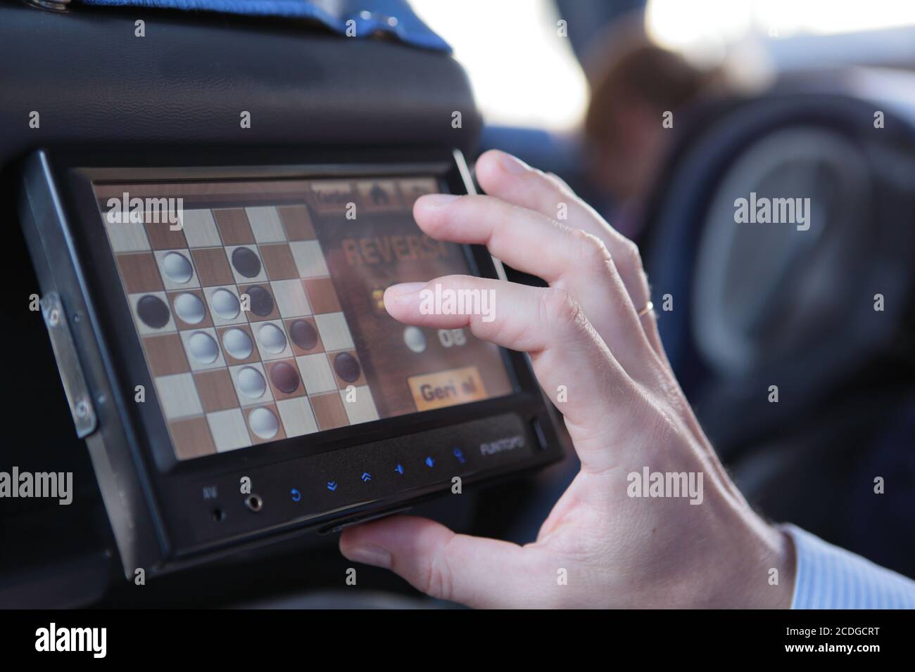Mann spielt reversi Spiel im Bus während der Reise Stockfoto