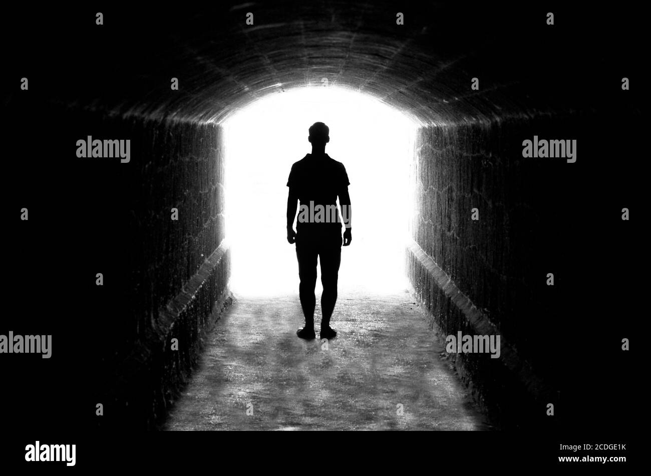 Menschliche Silhouette in der Hintergrundbeleuchtung Stockfoto