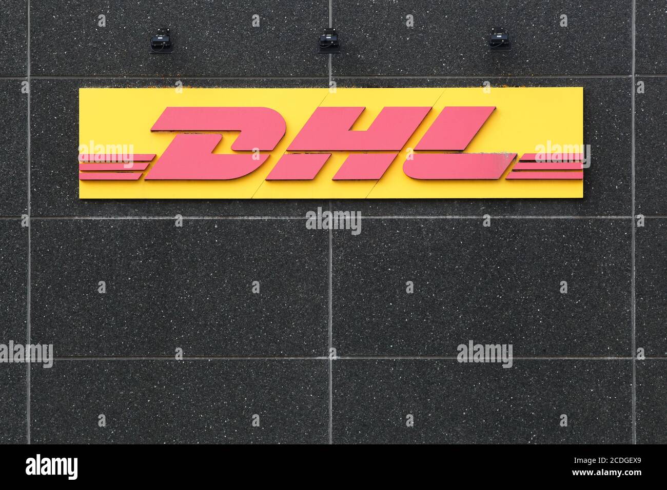 Stilling , Dänemark - Juillet 17, 2019: DHL Logo auf einer Fassade. DHL Express ist ein Geschäftsbereich des deutschen Logistikunternehmens Deutsche Post DHL Stockfoto