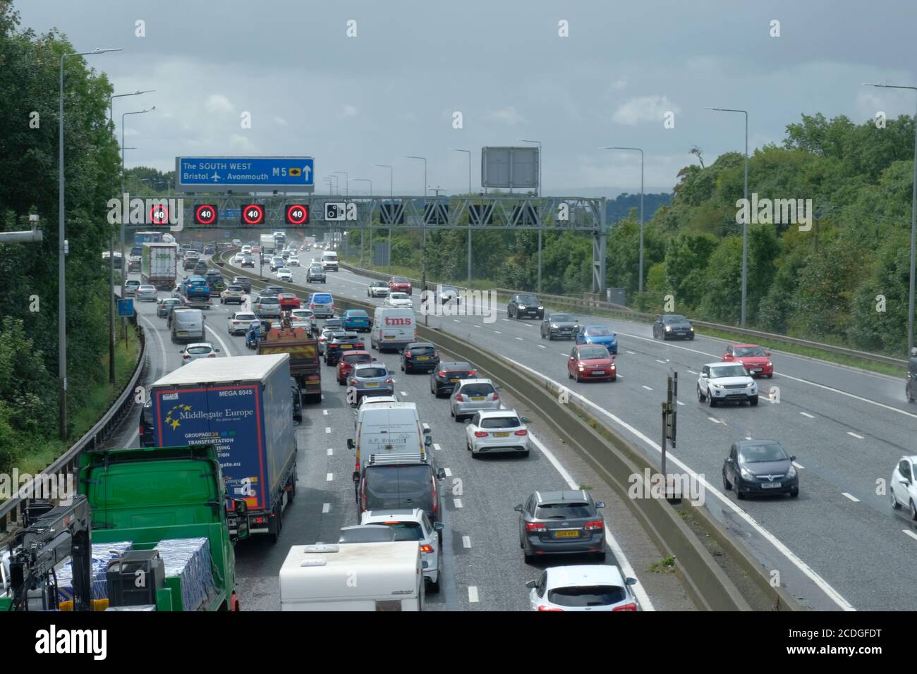 Bristol, Großbritannien. August 2020. Zeitweilig starker Regen und starker Verkehr in südlicher Richtung verlangsamen den Autobahnverlauf am Freitag an den Feiertagen im August. Kredit: JMF Nachrichten/Alamy Live Nachrichten Stockfoto