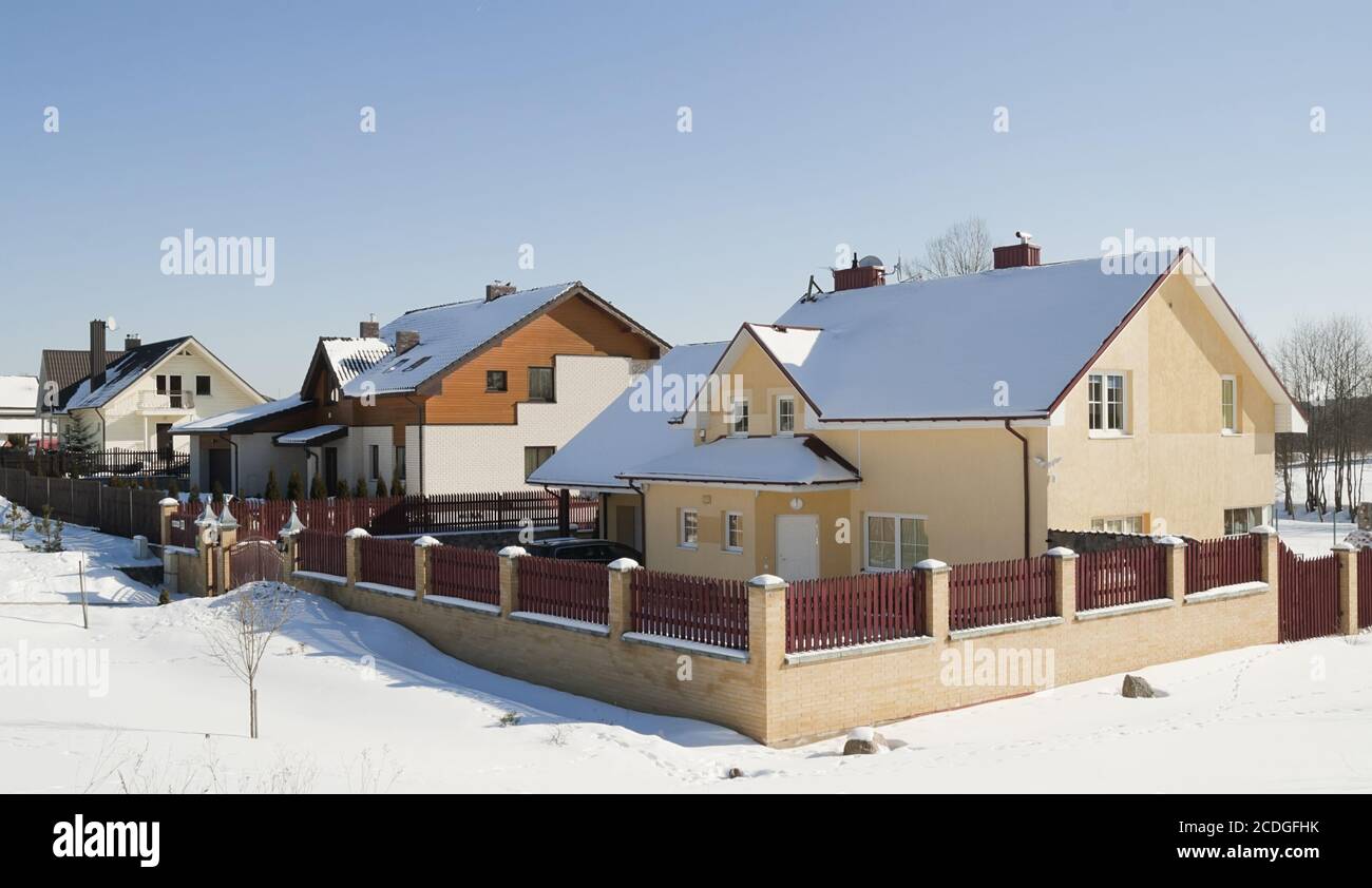 Modernes europäisches Massengebäude auf dem Land Stockfoto