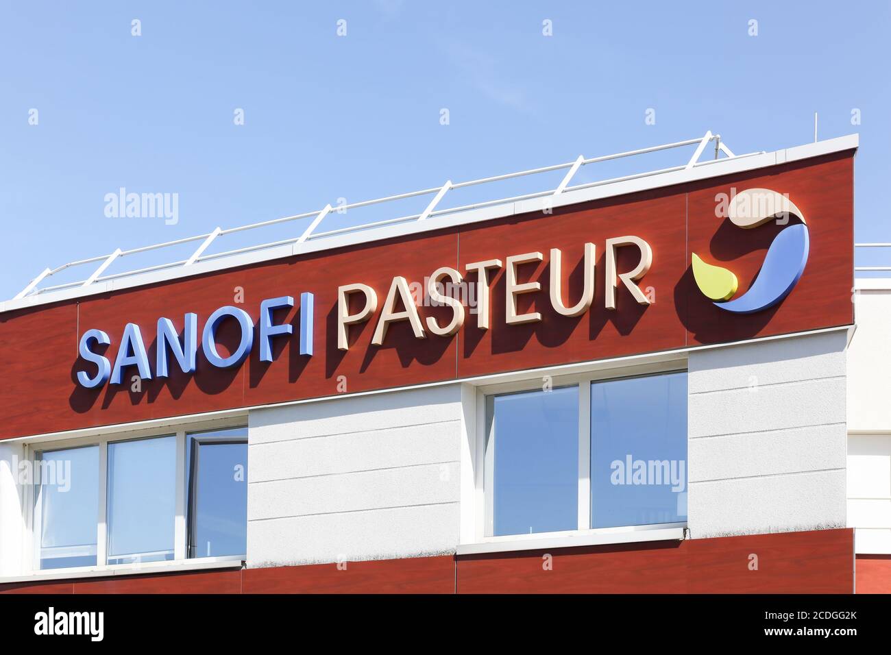 Marcy, Frankreich - 26. Mai 2020: Sanofi Pasteur Gebäude und Büro. Sanofi ist ein französisches multinationales Pharmaunternehmen mit Sitz in Gentilly Stockfoto