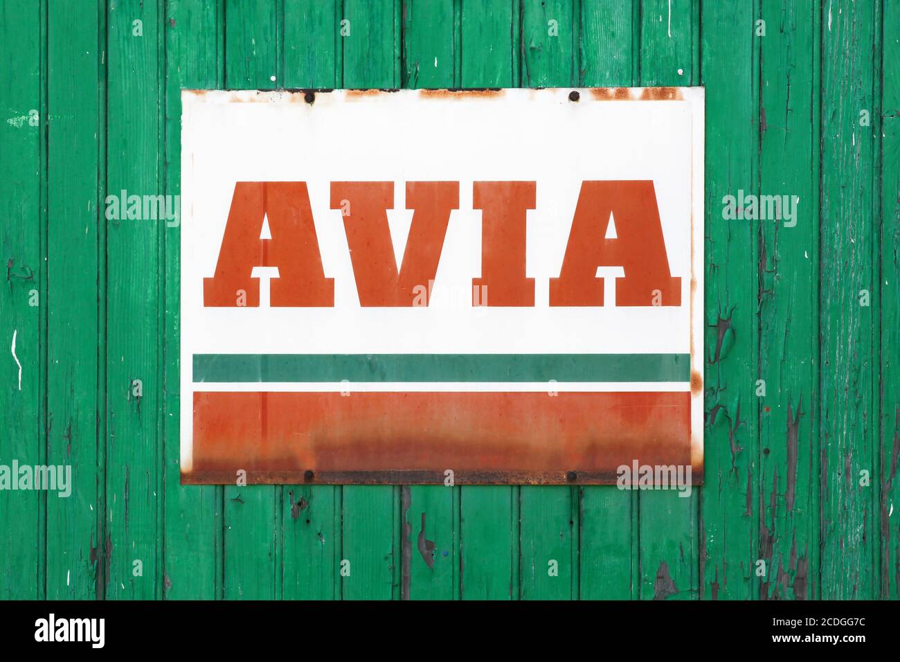 Roanne, Frankreich - 31. Mai 2020: Avia-Zeichen an einer Wand. DIE Firma AVIA International ist mit mehr als 2900 Tankstellen vertreten Stockfoto