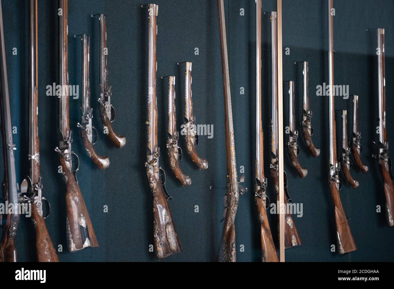 Dresden, Deutschland. August 2020. Historische Waffen hängen in einer Vitrine im langen Korridor, eine Verbindung zwischen dem georgenbau mit dem fürstlichen Wohnquartier und dem ehemaligen Reitstall. Nach fünf Jahren Bauzeit ist der lange Korridor im Residenzschloss fertig gestellt und beherbergt die Kanonengalerie der Armoury der Staatlichen Kunstsammlungen Dresden. Quelle: Sebastian Kahnert/dpa-Zentralbild/dpa/Alamy Live News Stockfoto