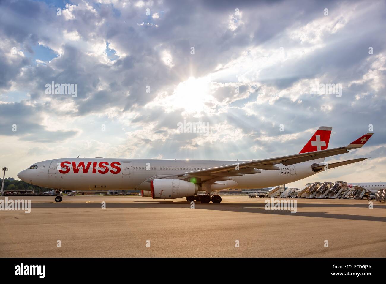 Zürich, Schweiz - 22. Juli 2020: Schweizer Airbus A330-300 am Flughafen Zürich (ZRH) in der Schweiz. Airbus ist ein europäischer Flugzeughersteller Stockfoto