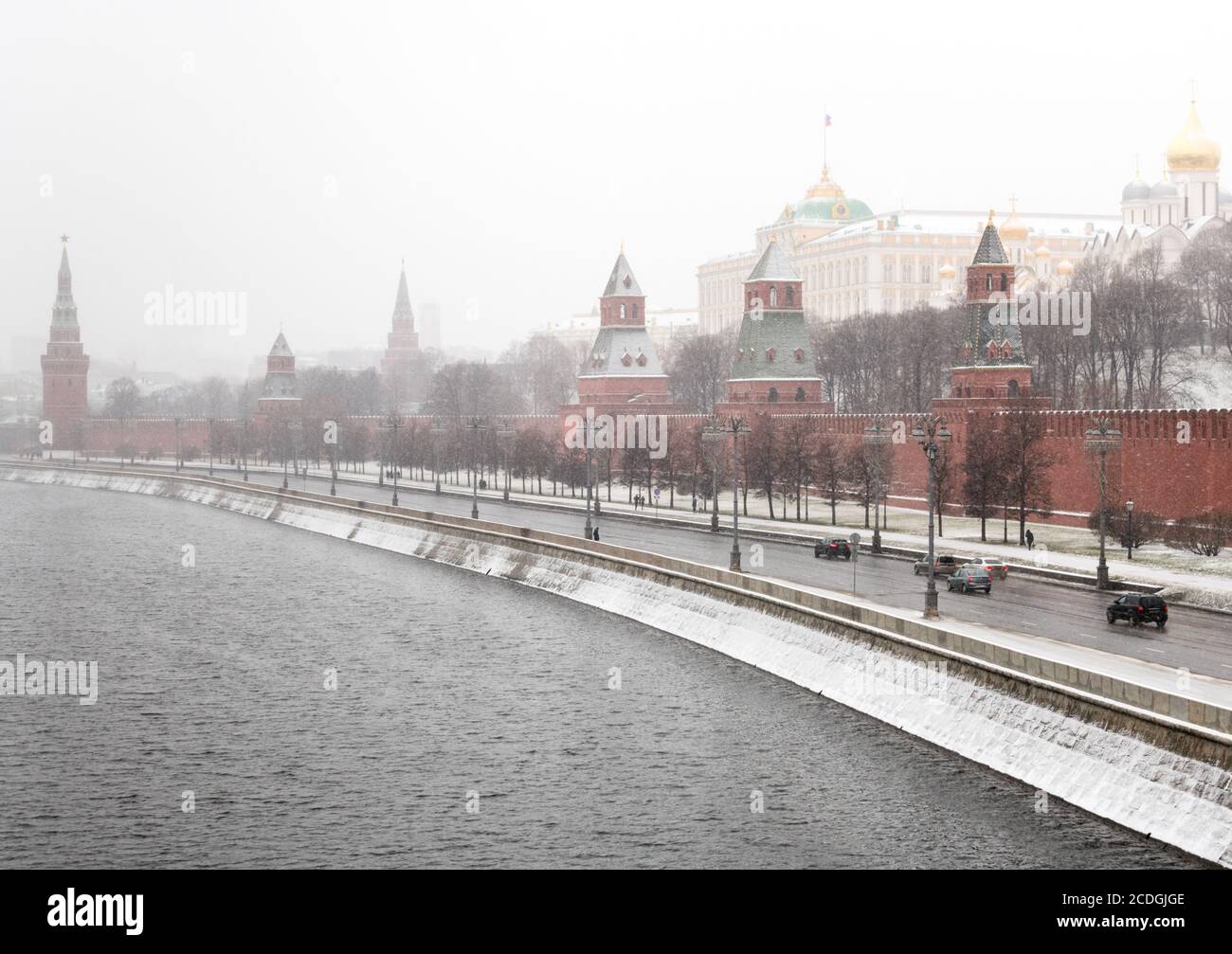 Blick auf Kremlmauer und Türme von der Bolschoj Moskvoretsky Brücke im Winter, Moskau, Russland Stockfoto