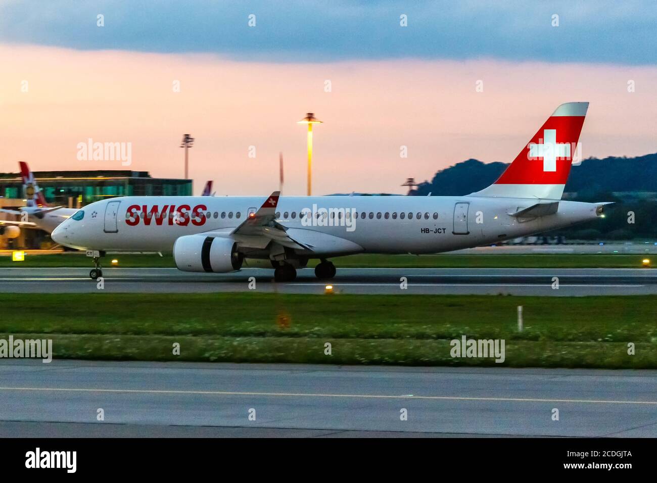Zürich, Schweiz - 22. Juli 2020: Schweizer Airbus A220-300 am Flughafen Zürich (ZRH) in der Schweiz. Airbus ist ein europäischer Flugzeughersteller Stockfoto
