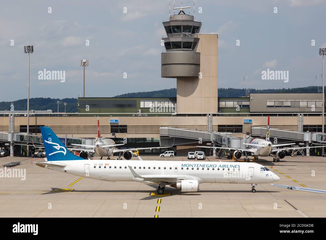 Zürich, Schweiz - 22. Juli 2020: Montenegro Airlines Embraer 195 Flugzeug am Flughafen Zürich (ZRH) in der Schweiz. Stockfoto