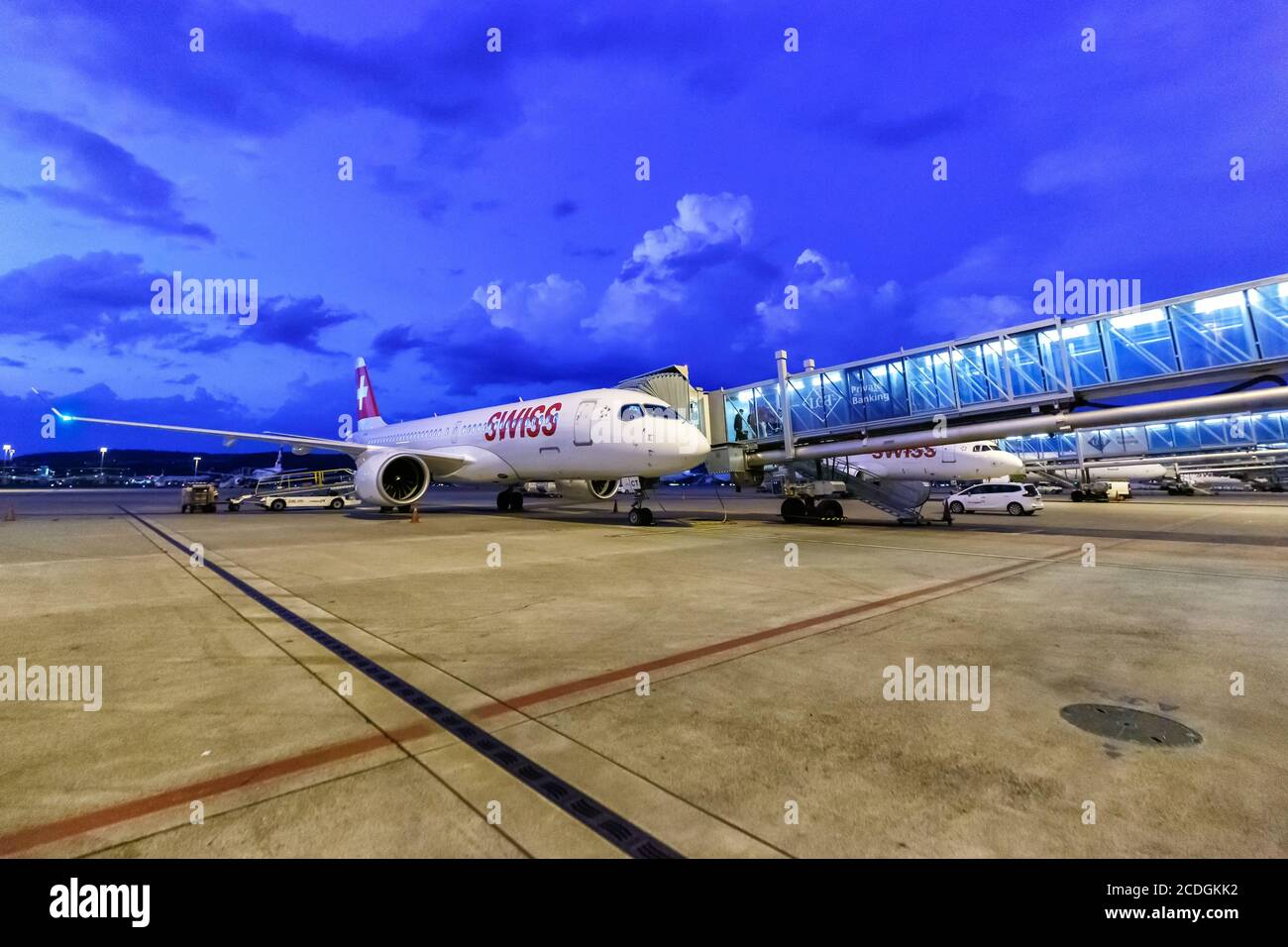 Zürich, Schweiz - 22. Juli 2020: Schweizer Airbus A220-300 Flugzeuge am Flughafen Zürich (ZRH) in der Schweiz. Airbus ist ein europäischer Flugzeughersteller Stockfoto