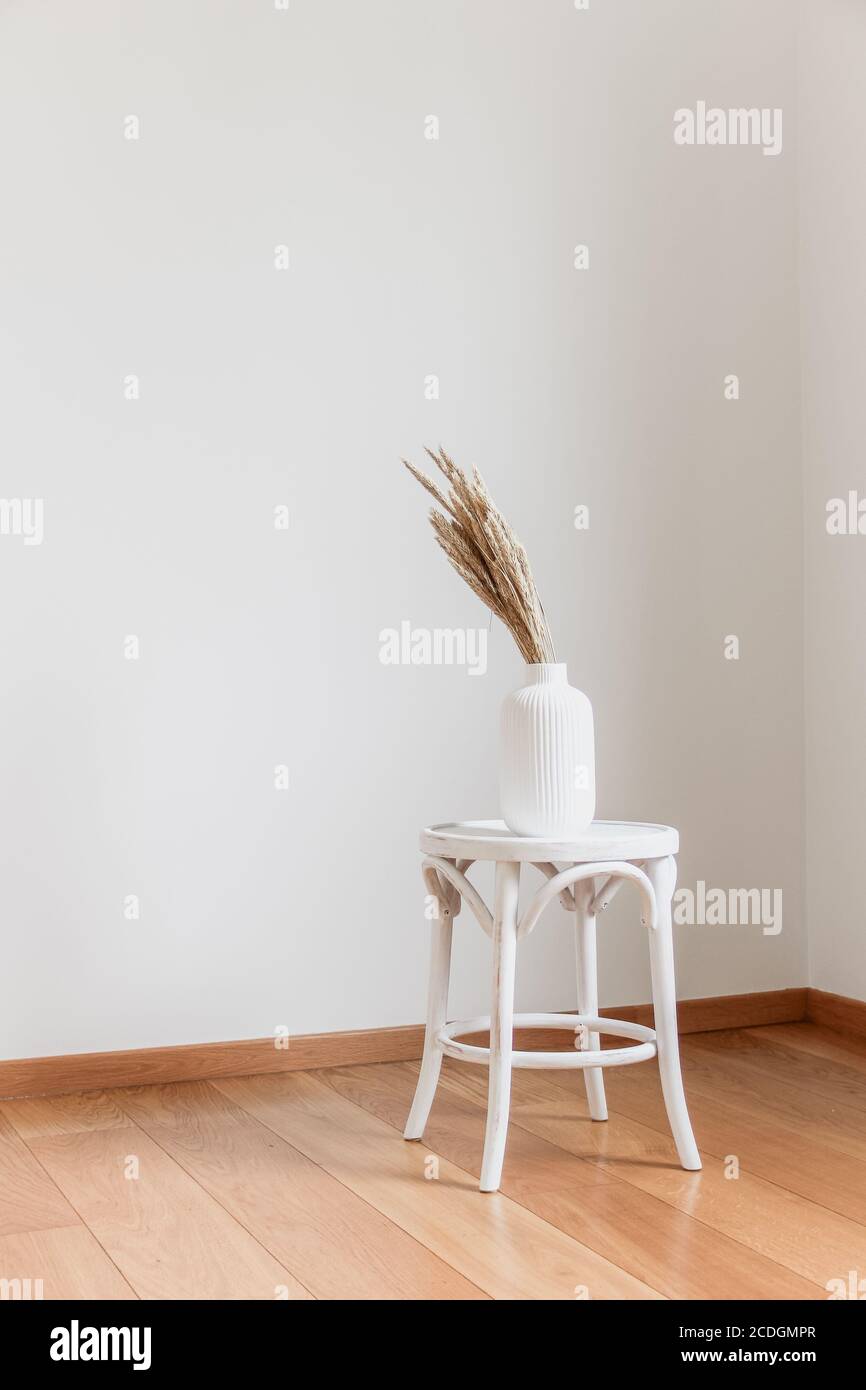 Minimalistisches Interieur-Styling in heller Stimmung Stockfoto