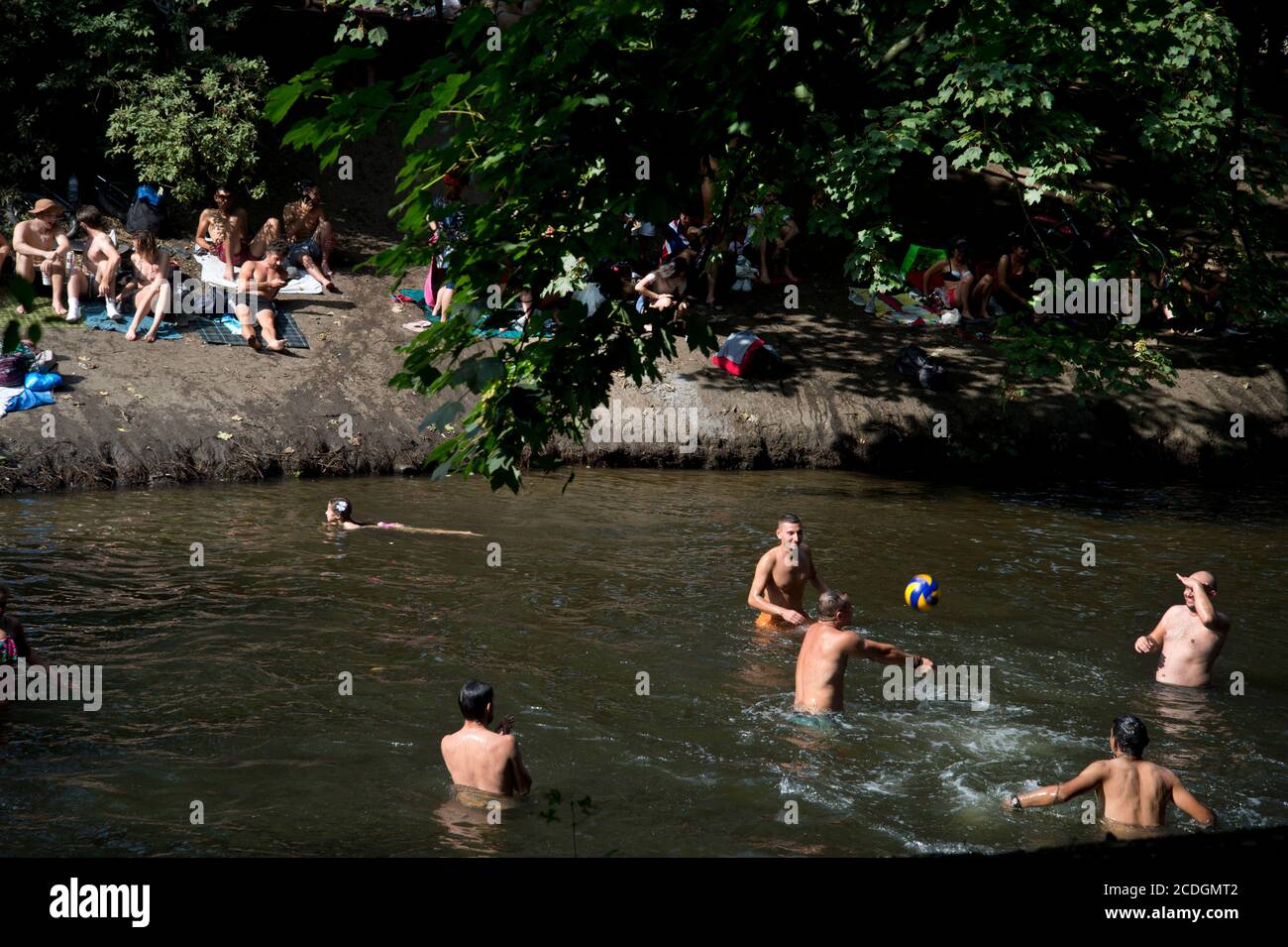 Hackney Sümpfe an einem heißen August Nachmittag. Junge Leute spielen mit einem Ball im Wasser Stockfoto
