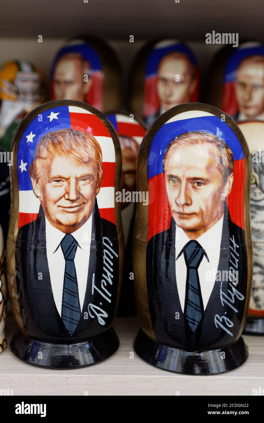 Russische Puppe Wladimir Putin und Donald Trump im Souvenirmarkt Regal in Sankt Petersburg, Russland Stockfoto