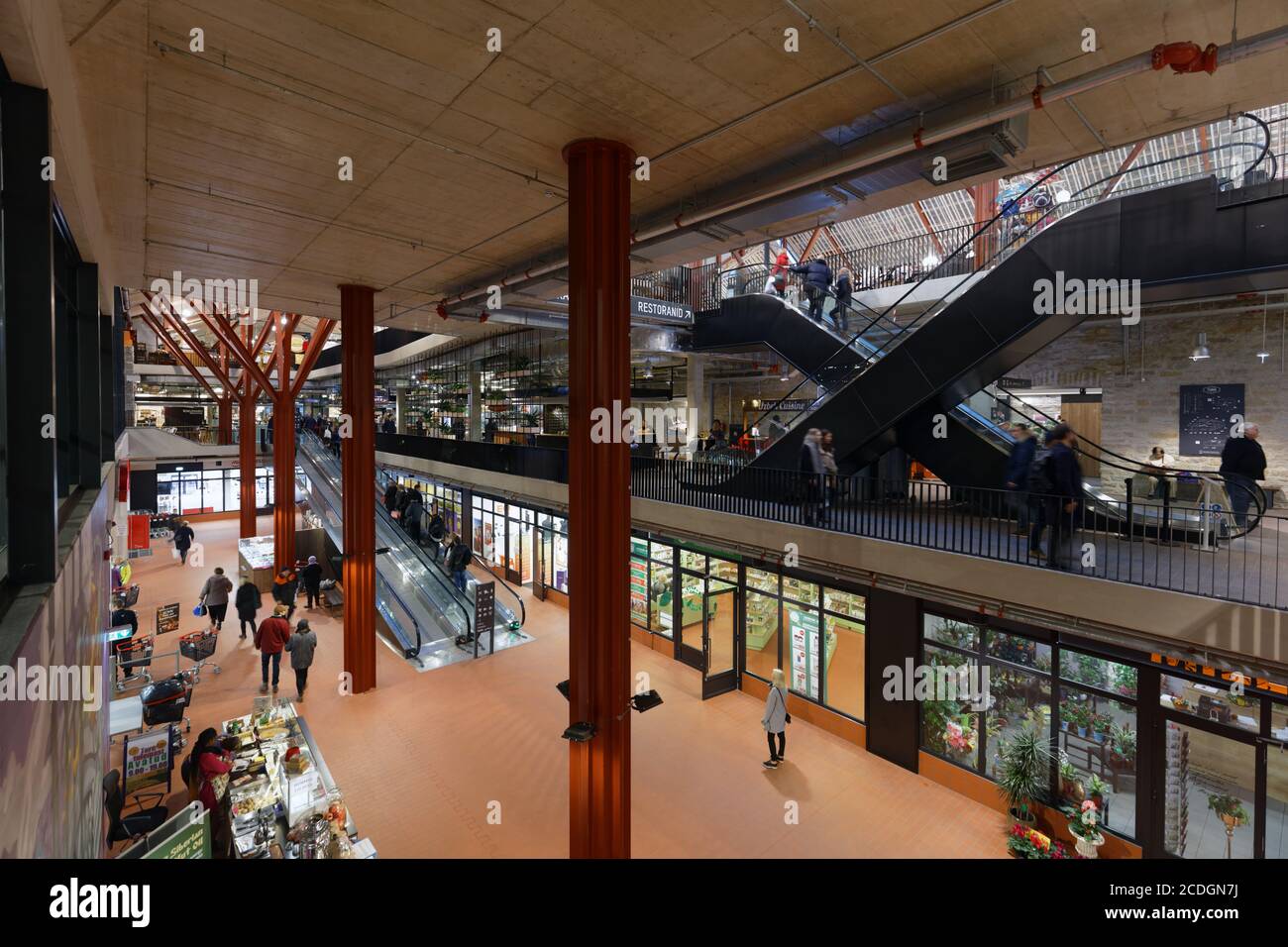 Menschen auf dem Baltischen Bahnhofsmarkt in Tallinn, Estland Stockfoto