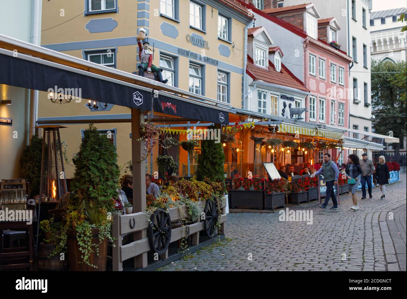 Menschen, die sich in Straßencafés im historischen Zentrum von Riga, Lettland, ausruhen Stockfoto