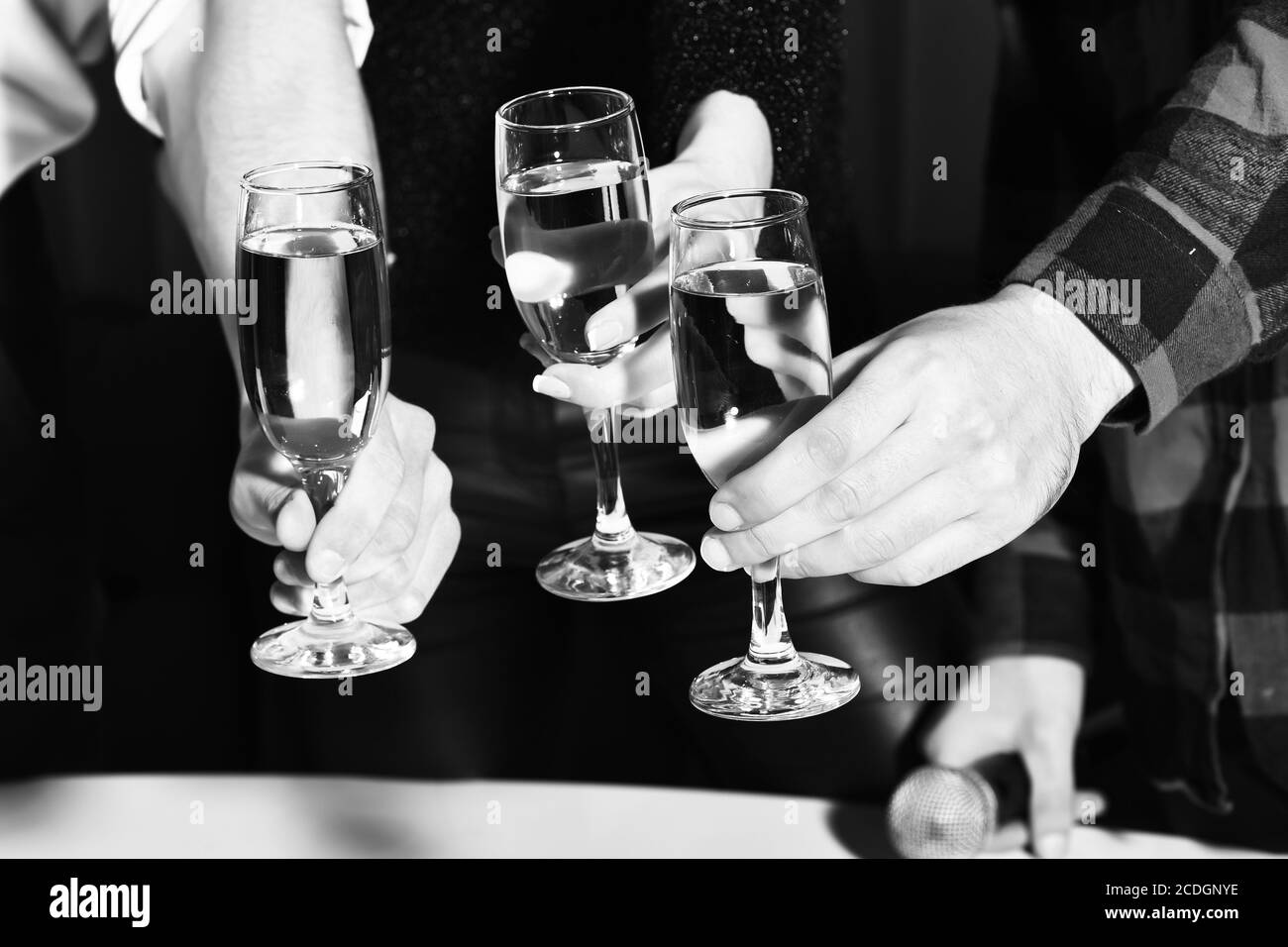 Drei Gläser mit Wein oder Champagner, Cheers, bei weiblichen und männlichen Händen klirren bei Party in ein Café oder eine Bar auf weißen Vorhang Stockfoto