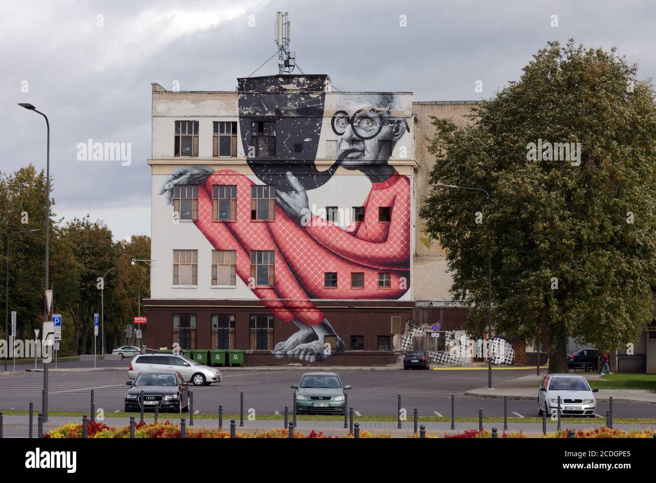 Der alte Weise Mann, eine der größten Wandmalereien in Kaunas, Litauen Stockfoto