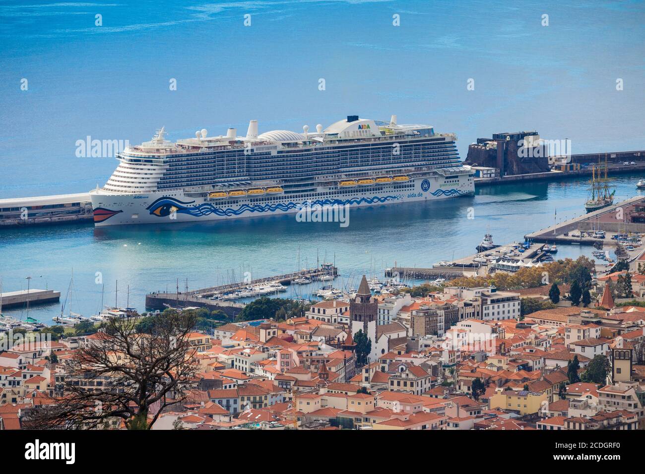 Portugal, Madeira, Funchal, Blick auf Stadt und Kreuzfahrtschiff Stockfoto