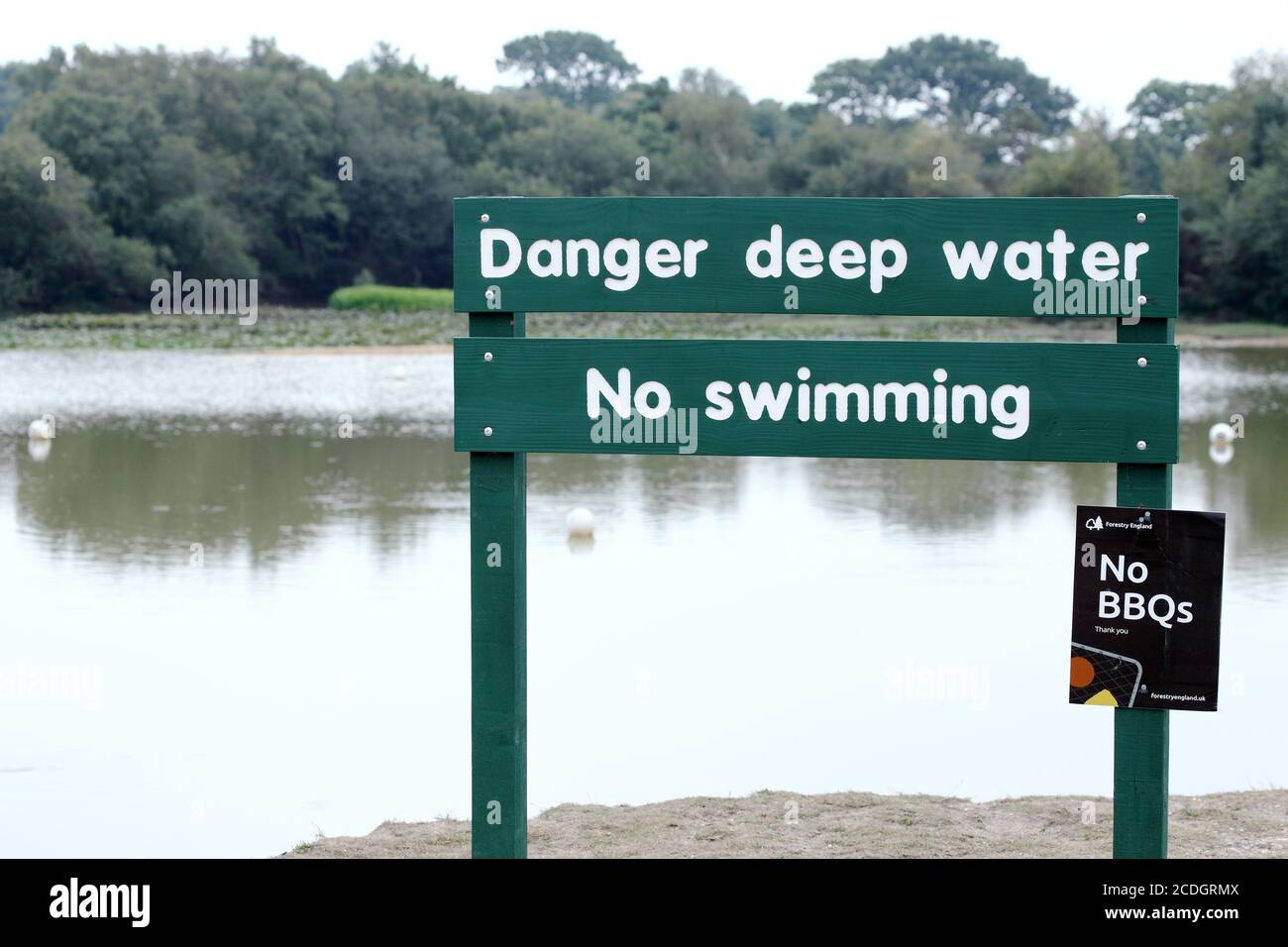 Gefahr tiefes Wasser kein Schwimmschild ohne BBQs Beschilderung in Setley Pond, New Forest Stockfoto