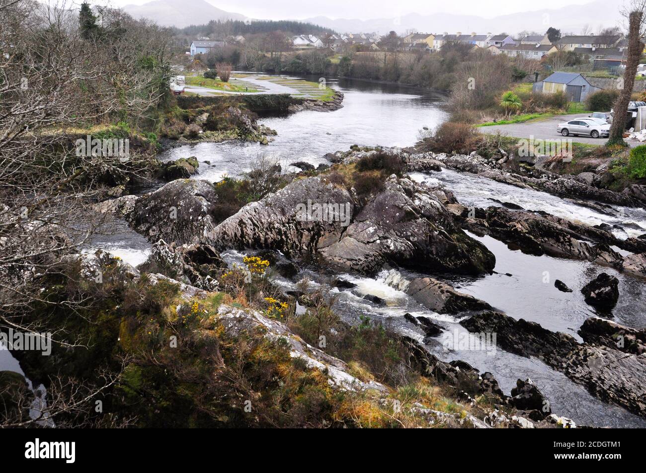 Die Wasserfälle auf dem Fluss Sneem, wie sie durch das Dorf Sneem zum Meer passieren. Iveragh Halbinsel, Grafschaft Kerry in Irland Stockfoto