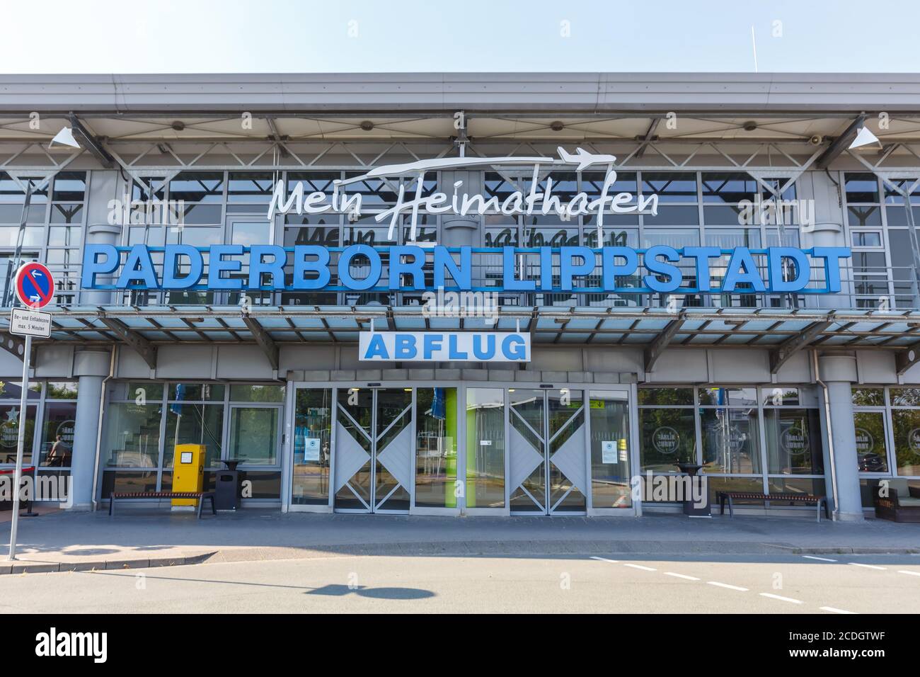 Ahden, Deutschland - 8. August 2020: Terminalgebäude des Flughafens Paderborn Lippstadt (PAD) in Deutschland. Stockfoto