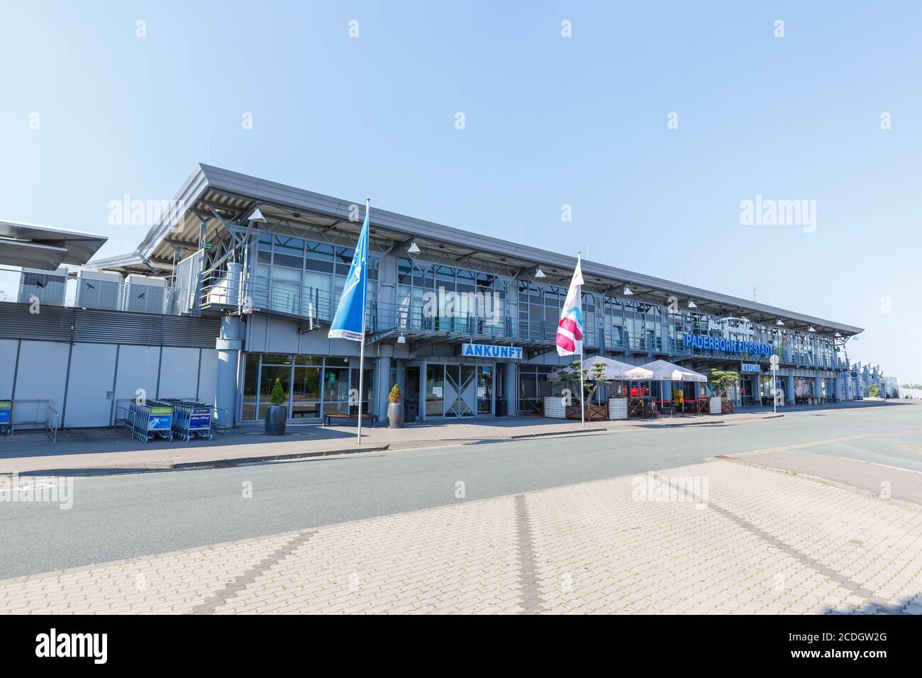 Ahden, Deutschland - 8. August 2020: Terminalgebäude des Flughafens Paderborn Lippstadt (PAD) in Deutschland. Stockfoto