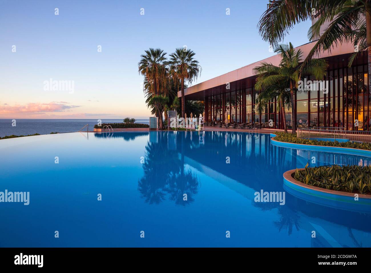 Portugal, Madeira, Funchal, Infinity Pool im Pestana Casino Hotel Stockfoto