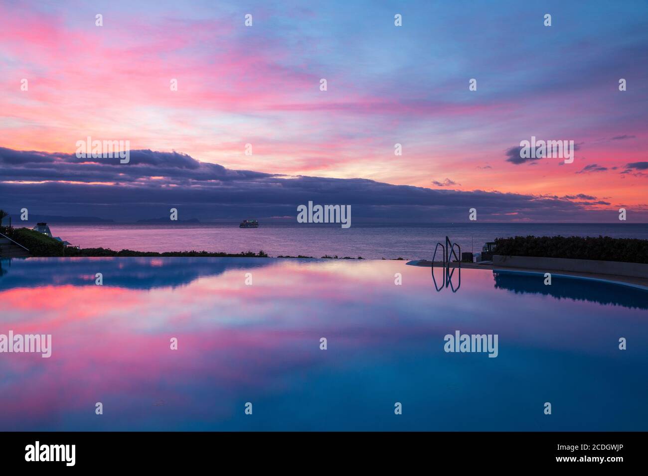 Portugal, Madeira, Funchal, Sonnenaufgang im Infinity-Pool im Pestana Casino Hotel Stockfoto