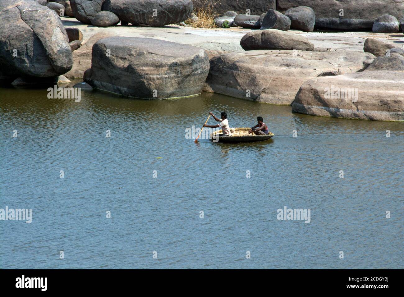 Lokale Leute von hampi reitet Coracle (rundes Formboot) am tungabhadra Fluss hampi karnataka indien. Stockfoto