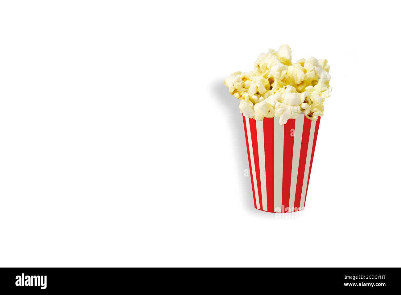 Salziges Popcorn isoliert auf weißem Hintergrund, 3d gestreifte Tasse Karton-Box Stockfoto