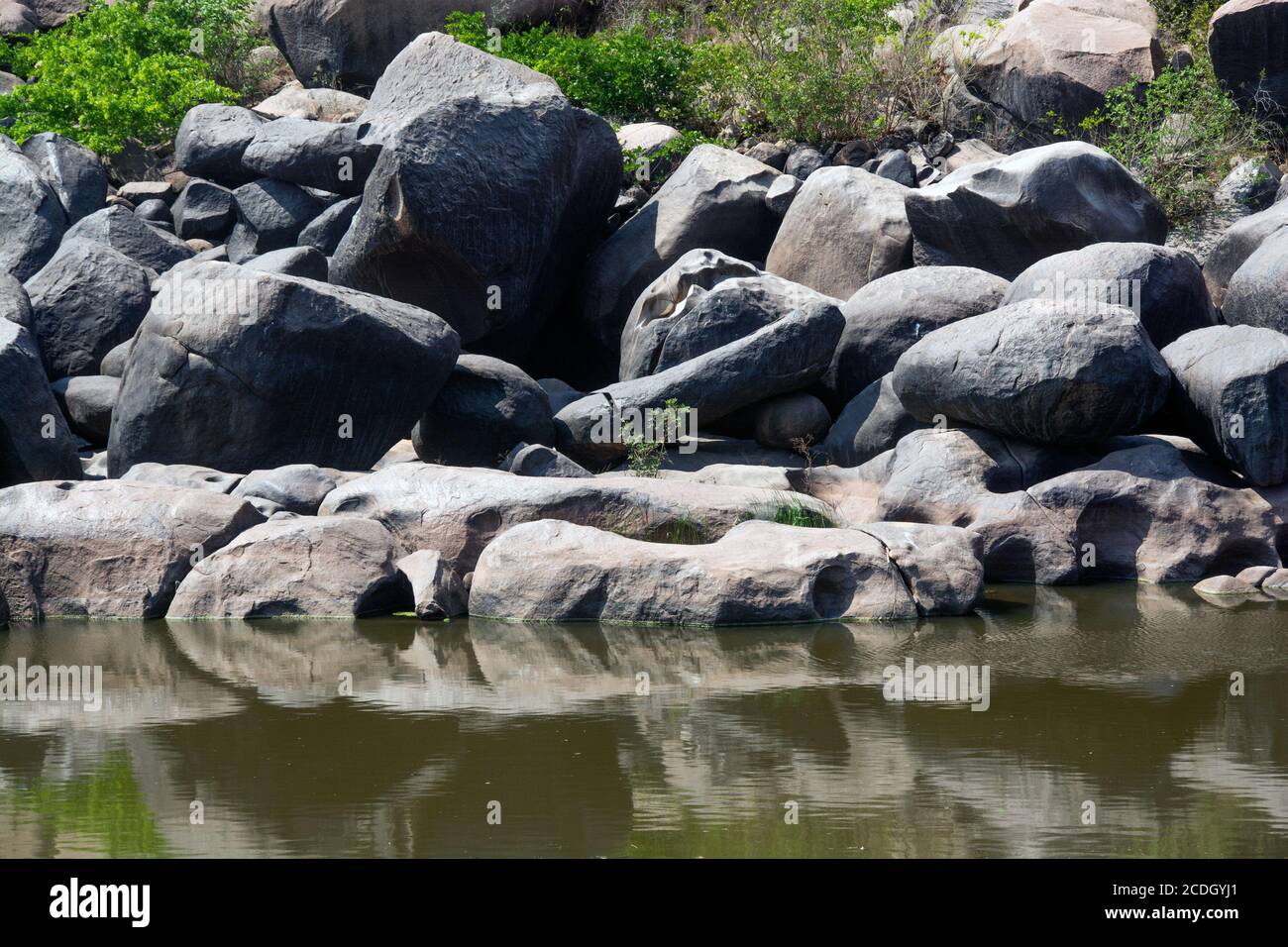 Felsmuster und Reflexion auf hampi karnataka abstraktes Foto Stockfoto