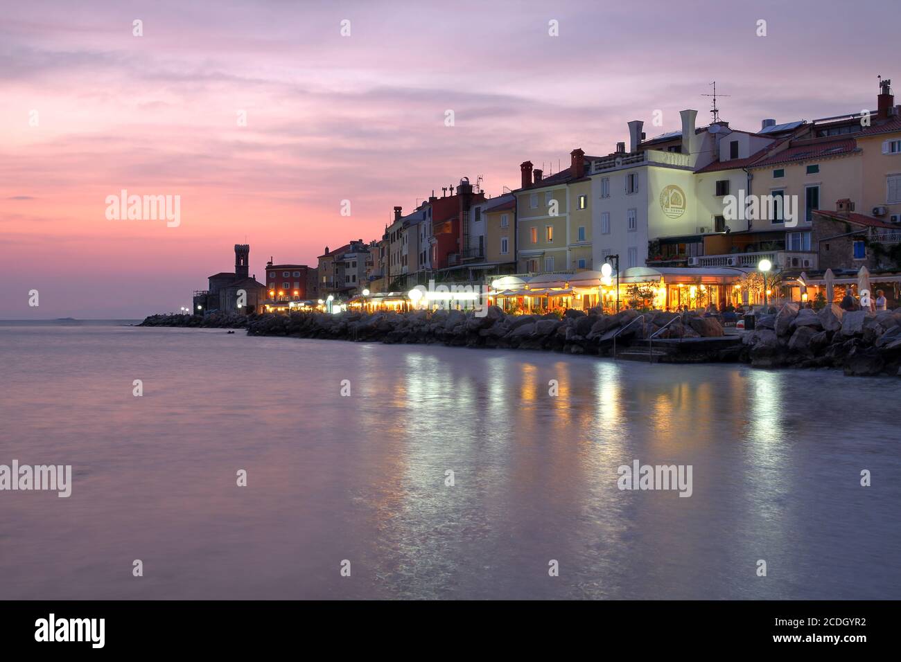 Schöner Sonnenuntergang am Ufer von Piran, einer historischen Stadt und einem schönen Ferienort an der Adria in Slowenien. Stockfoto