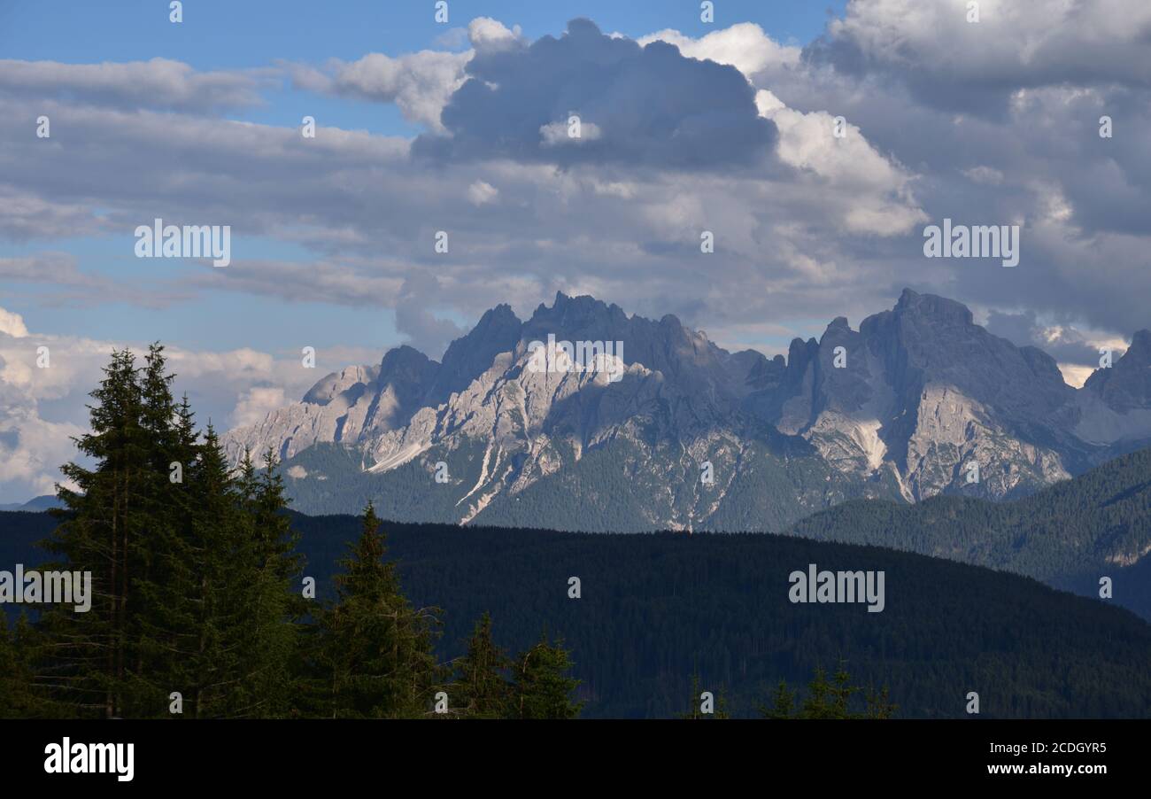 Große Wolken über der Baranci Dolomitengruppe Stockfoto