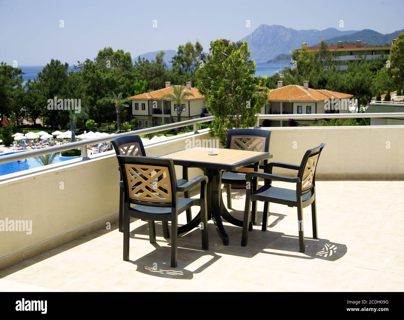 Tisch und Stühle im touristischen Resort in einer heißen Kaniklar Tag Stockfoto