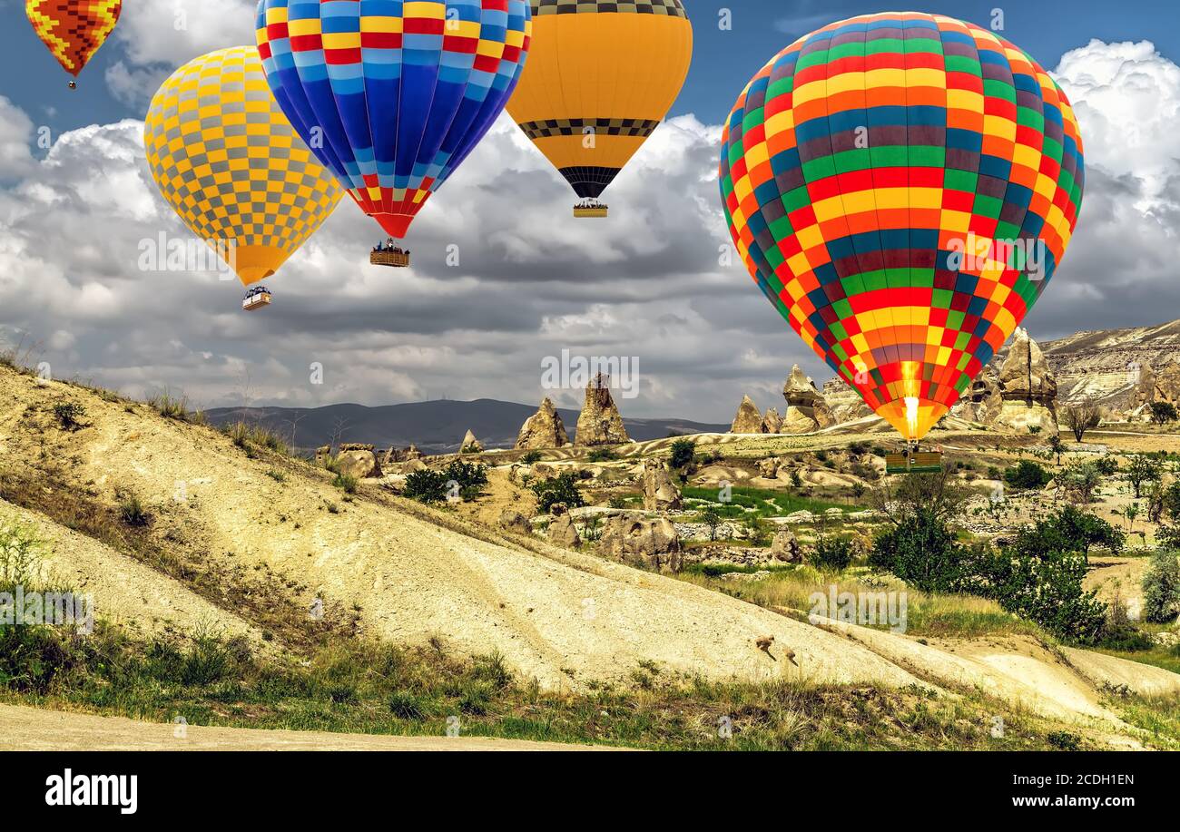 Touristen fahren Heißluftballons. Touren Kapadokya Luftballons Tourismus  Türkei fliegen über spektakuläre Hügel von Kappadokien Stockfotografie -  Alamy